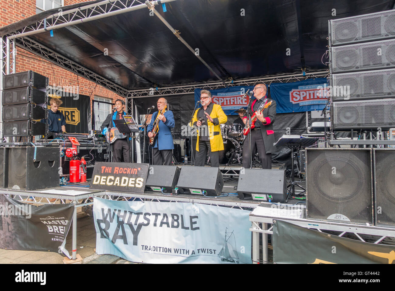 Il dondolio decenni del Gruppo Rock Band Faversham Festival di luppolo Kent Foto Stock