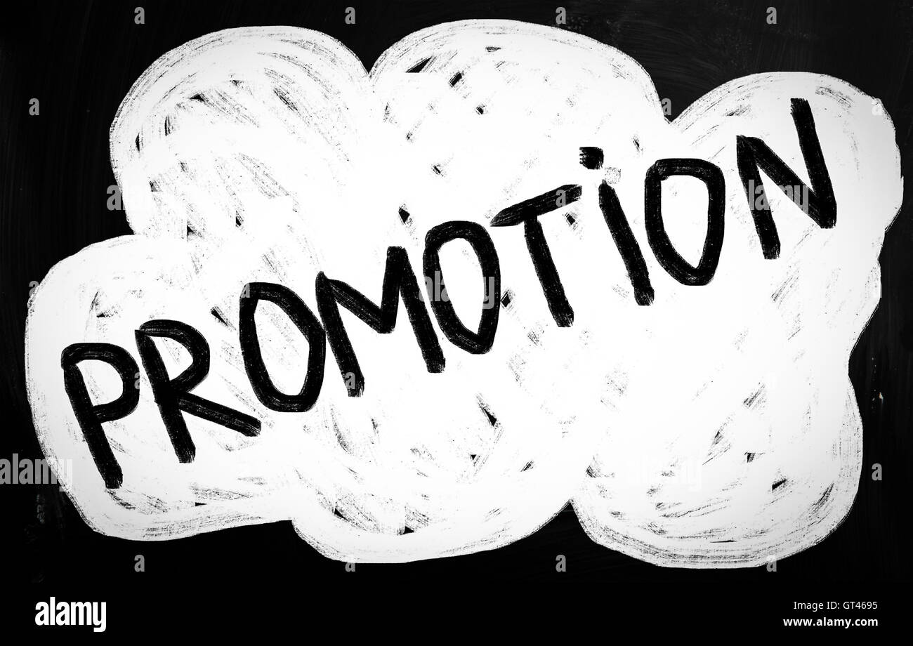 Promozione scritta a mano con il bianco gesso su una lavagna Foto Stock