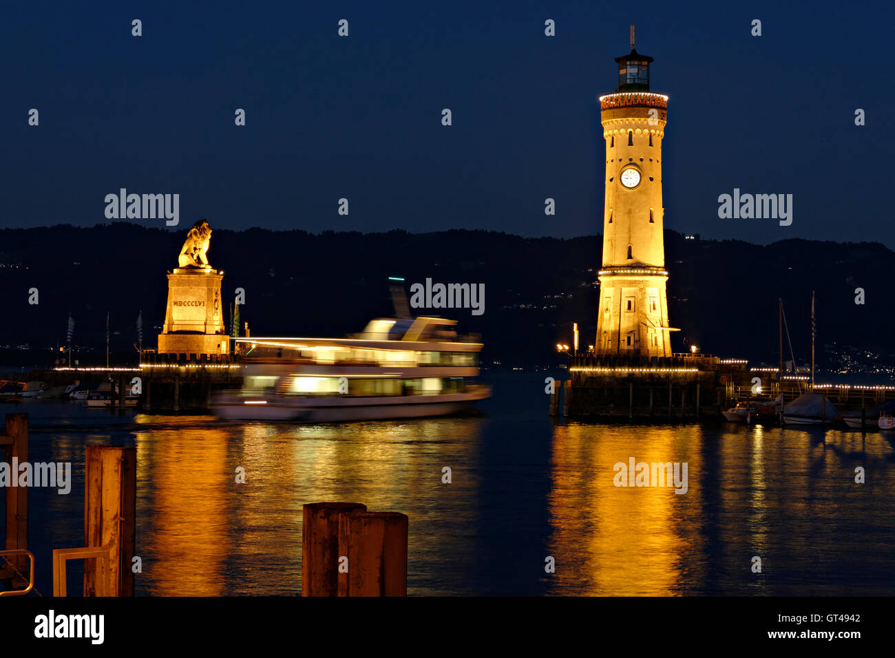 Il leone bavarese e il nuovo faro costruito nel 1856 a Lindau sul Lago di Costanza, Bodensee, Svevia, Baviera, Germania, Europa Foto Stock