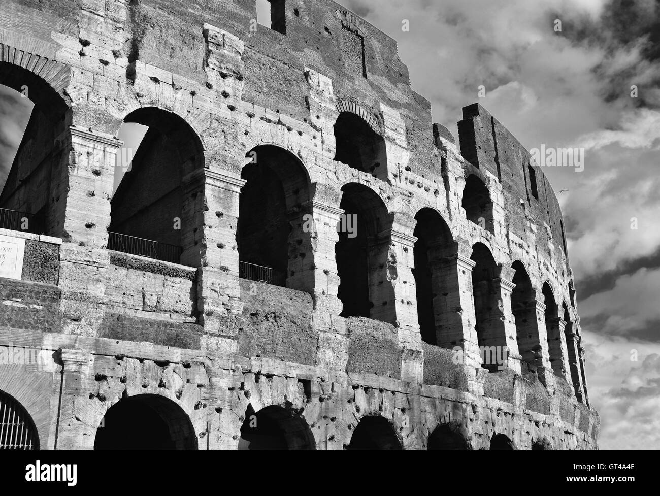 Archi monumentali del Colosseo facciata sud con cielo molto nuvoloso Foto Stock