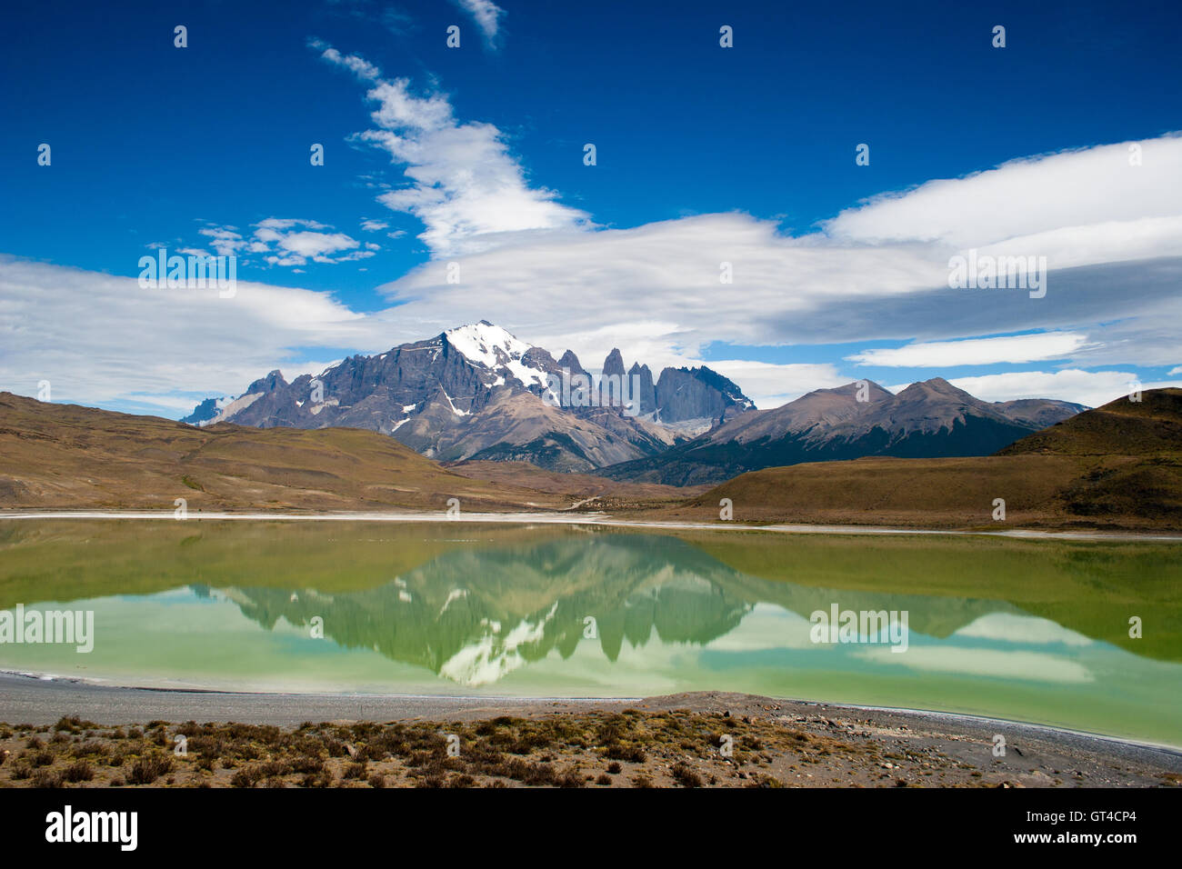 Riflessi al Parco Nazionale di Torres del Paine Foto Stock