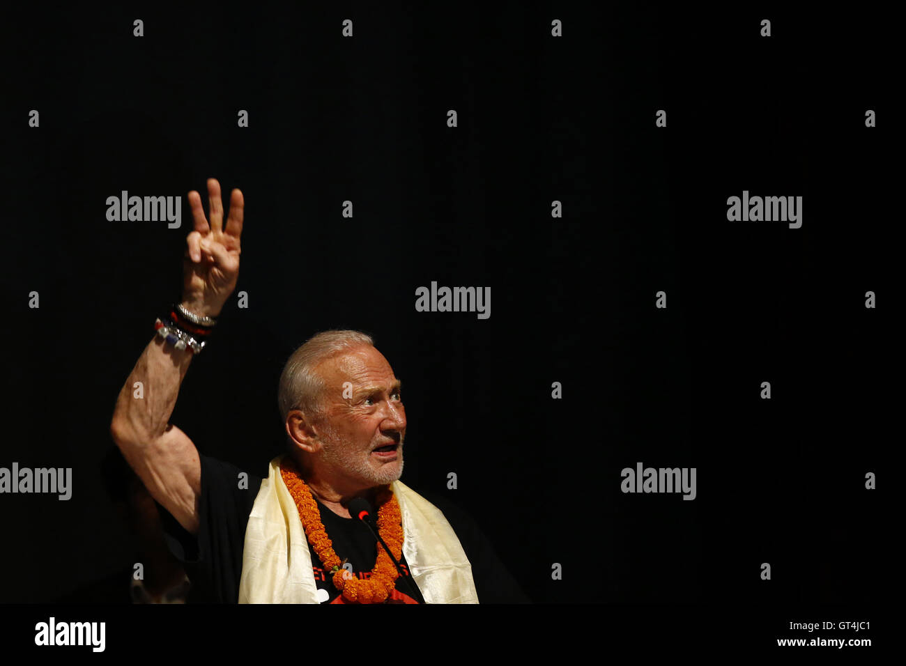 Kathmandu, Nepal. 8 Sep, 2016. Ex astronauta della NASA e uno del primo uomo a mettere piede sulla luna, Buzz Aldrin, gesti come egli parla durante un programma ''incontro con l'Astronauta Dr.Buzz Aldrin al Nepal Academy di Kathmandu, Nepal Giovedì, Settembre 08, 2016. Centinaia di persone hanno partecipato al programma di ascoltare la storia della sua esperienza per la luna con il comandante della missione Neil Armstrong durante la missione Apollo 11 nel 1969. Credito: Skanda Gautam/ZUMA filo/Alamy Live News Foto Stock