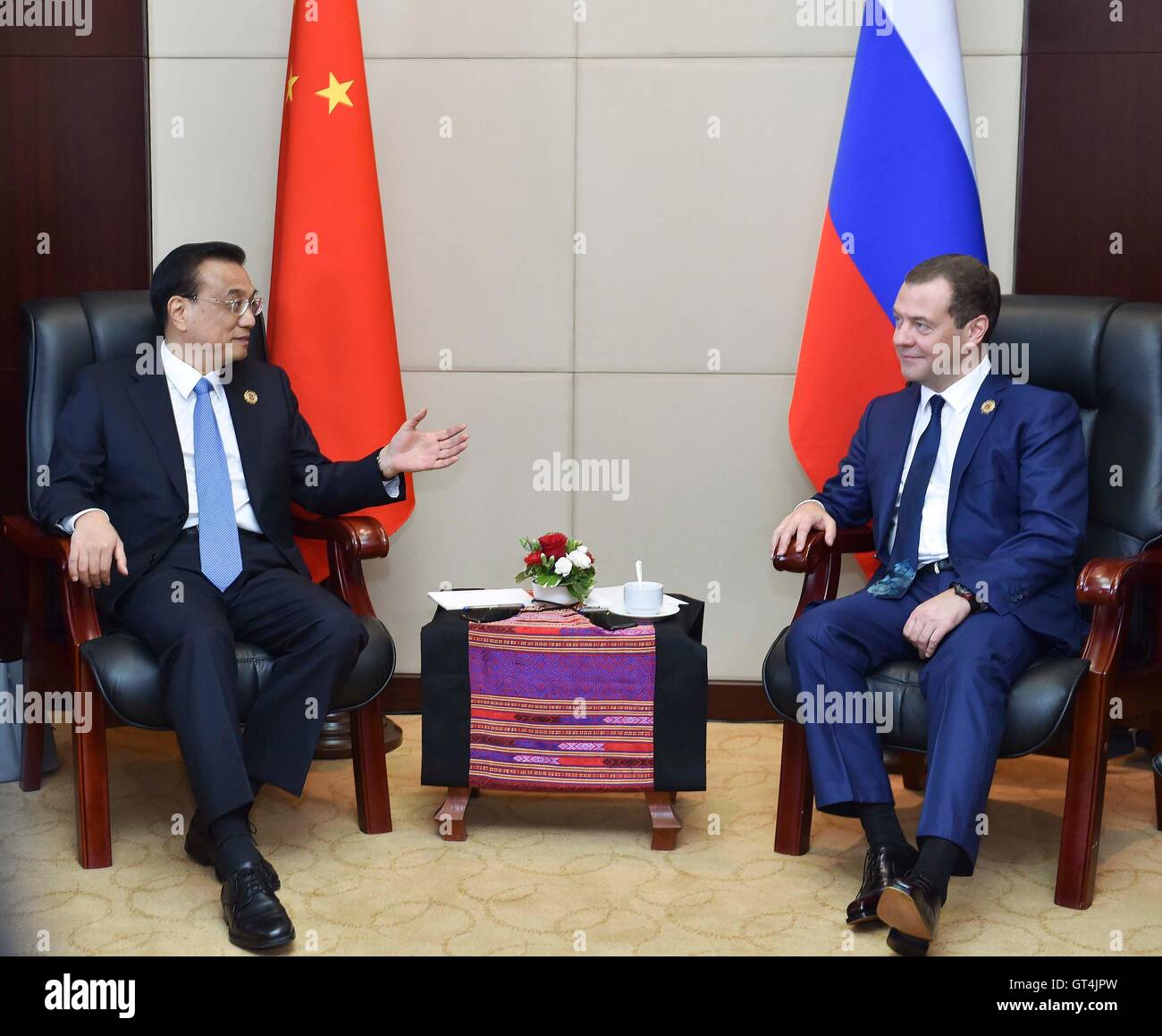 (160908) -- VIENTIANE, Sett. 8, 2016 (Xinhua) -- il Premier cinese LI Keqiang (L) incontra il primo ministro russo Dmitry Medvedev in Vientiane, Laos, Sett. 8, 2016. (Xinhua/Gao Jie) (wyl) Foto Stock