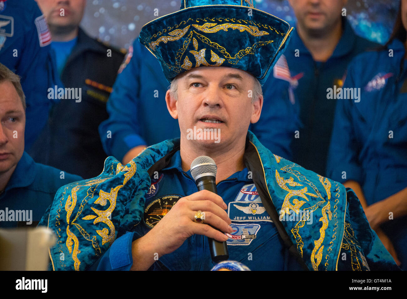 Stazione Spaziale Internazionale Expedition 48 astronauta della NASA Jeff Williams parla in occasione della cerimonia di benvenuto e la conferenza stampa presso l'aeroporto di Karaganda in Kazakistan dopo lo sbarco della Soyuz TMA-20M navicella spaziale Il 7 settembre 2016. Foto Stock