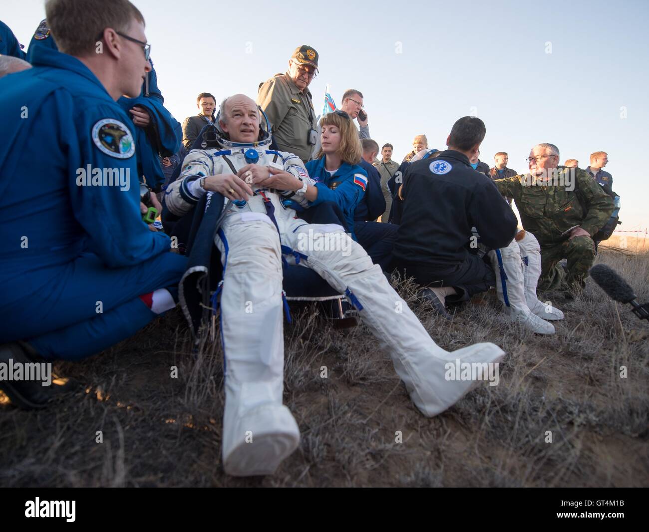 L'astronauta della NASA Jeff Williams si appoggia su una sedia al di fuori della Soyuz TMA-20M navicella spaziale a pochi istanti dopo lui e la Stazione Spaziale Internazionale Expedition 48 equipaggio sbarcò il 7 settembre 2016 vicino Zhezkazgan, Kazakistan. Foto Stock