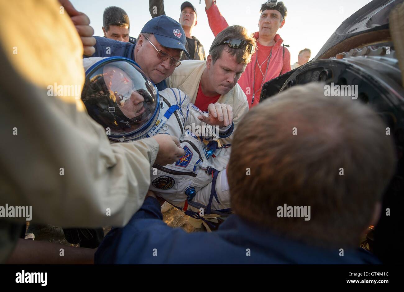 Stazione Spaziale Internazionale Expedition 48 astronauta della NASA Jeff Williams è aiutato fuori della Soyuz TMA-20M navicella spaziale a pochi minuti dopo l'atterraggio del 7 settembre 2016 vicino Zhezkazgan, Kazakistan. Foto Stock