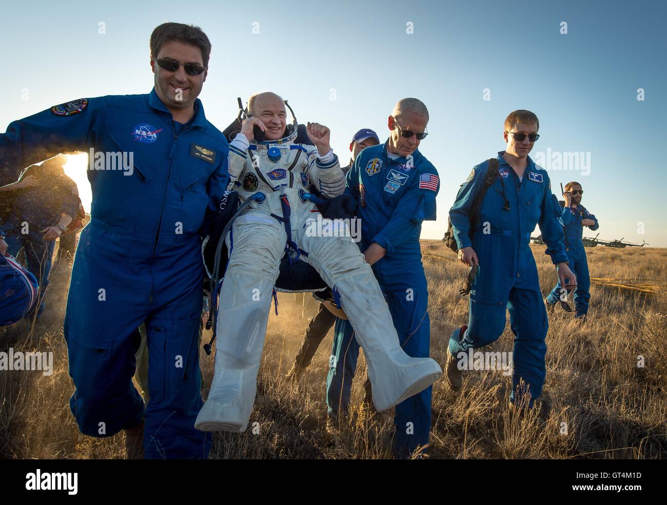 Stazione Spaziale Internazionale Expedition 48 astronauta della NASA Jeff Williams è portato in una tenda poco dopo lo sbarco della Soyuz TMA-20M navicella spaziale Il 7 Settembre 2016 vicino Zhezkazgan, Kazakistan. Foto Stock