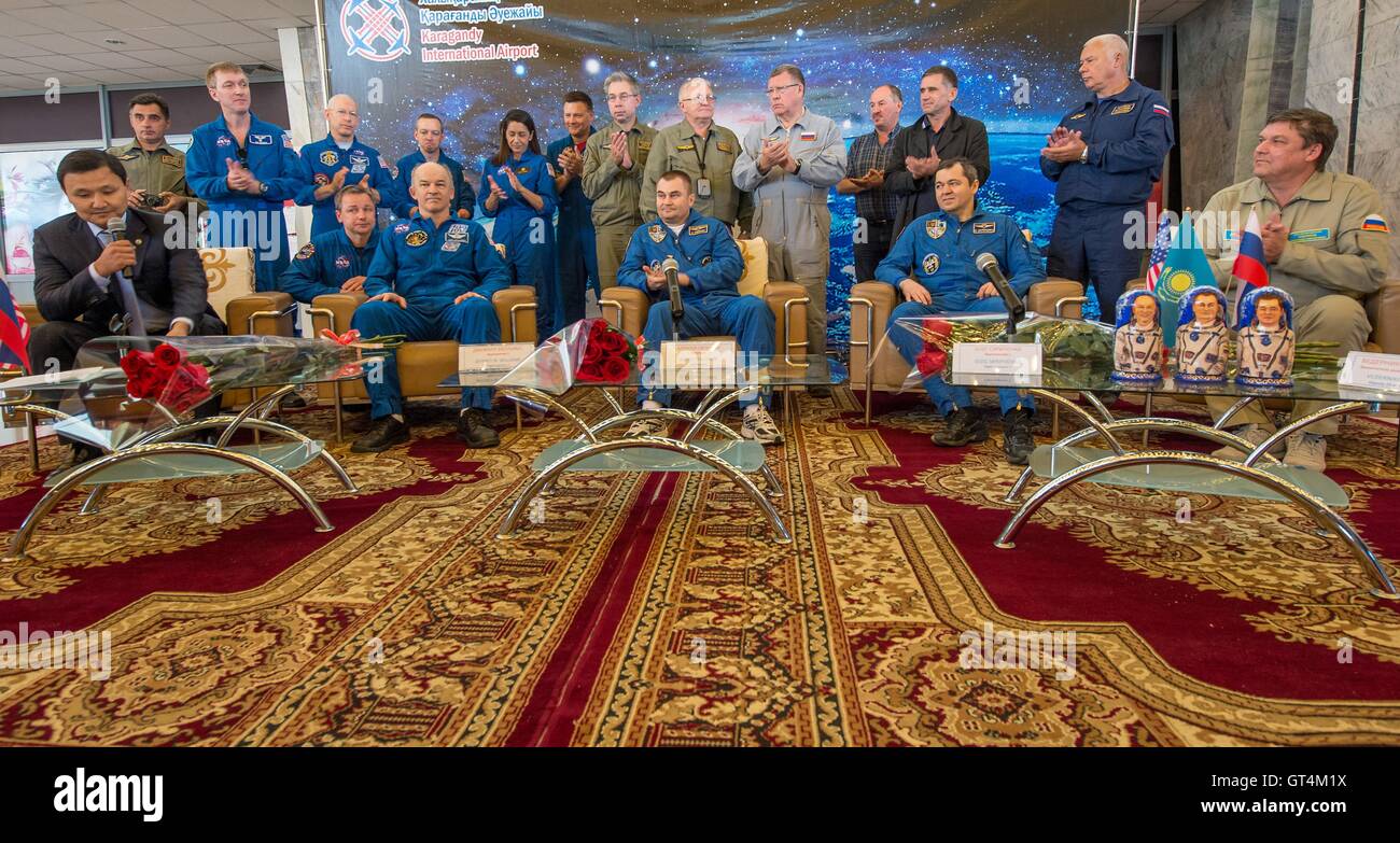 Stazione Spaziale Internazionale Expedition 48 membri di equipaggio astronauta della NASA Jeff Williams, sinistra, cosmonauti russi Alexey Ovchinin, centro e Oleg Skripochka di Roscosmos ad una cerimonia di benvenuto e la conferenza stampa presso l'aeroporto di Karaganda in Kazakistan dopo lo sbarco della Soyuz TMA-20M navicella spaziale Il 7 settembre 2016. Foto Stock