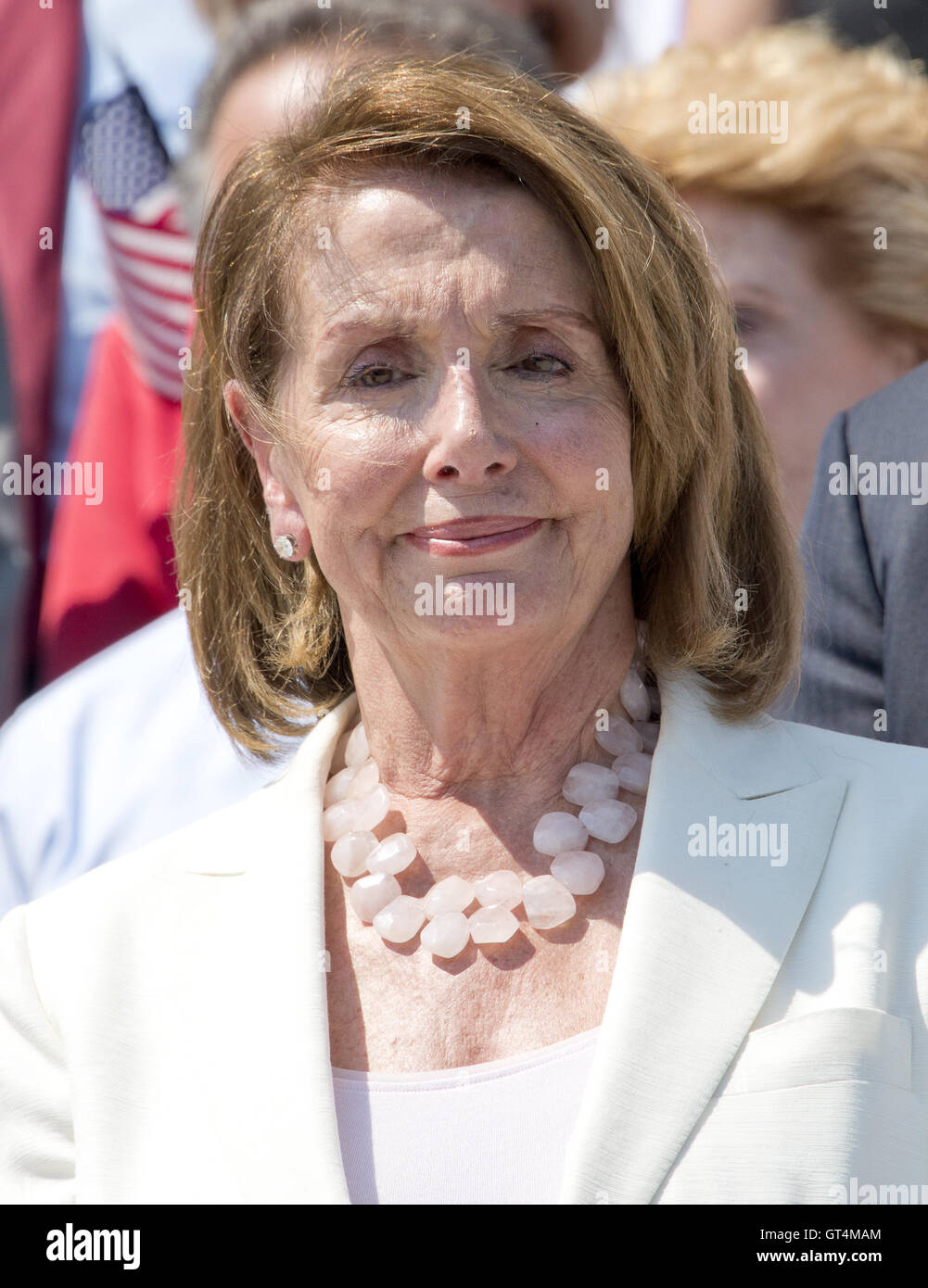Washington DC, Stati Uniti d'America. 8 Settembre, 2016. Stati Uniti House Leader della minoranza Nancy Pelosi (Democratico della California) unisce i deputati democratici della Camera dei Rappresentanti e del Senato americano come assemblare in Oriente passi del Campidoglio degli Stati Uniti per chiamare sulla leadership repubblicana in entrambi gli organi legislativi per la pianificazione di voti sui finanziamenti per la lotta contro il virus di Zika, di vietare ai cittadini sul federal ''no fly'' elenco dall'acquisto di armi e di effettuare audizioni ciate Giustizia della U Credito: ZUMA Press, Inc./Alamy Live News Foto Stock