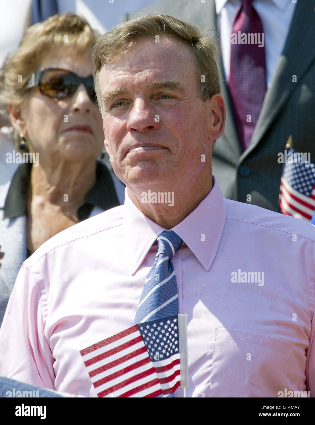 Washington DC, Stati Uniti d'America. 8 Settembre, 2016. Stati Uniti il senatore Mark Warner (Democratico della Virginia) si unisce agli altri deputati democratici della Camera dei Rappresentanti e del Senato americano come assemblare in Oriente passi del Campidoglio degli Stati Uniti per chiamare sulla leadership repubblicana in entrambi gli organi legislativi per la pianificazione di voti sui finanziamenti per la lotta contro il virus di Zika, di vietare ai cittadini sul federal ''no fly'' elenco dall'acquisto di armi e di effettuare audizioni ciate di giustizia la suprema C Credito: ZUMA Press, Inc./Alamy Live News Foto Stock