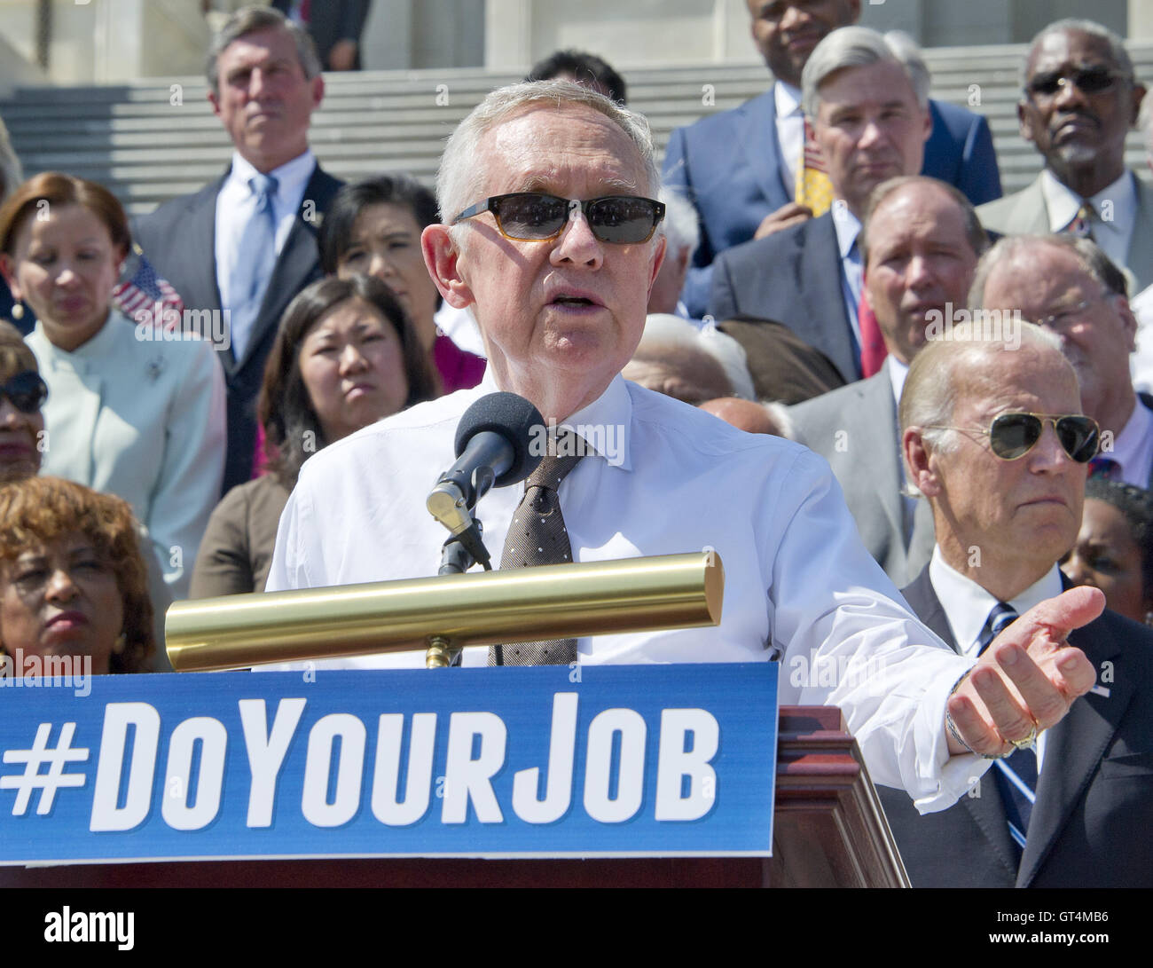Washington DC, Stati Uniti d'America. 8 Settembre, 2016. Senato degli Stati Uniti di leader della minoranza Harry Reid (Democratico del Nevada) rende note come i deputati democratici della Camera dei Rappresentanti e del Senato americano assemblare in Oriente passi del Campidoglio degli Stati Uniti per chiamare sulla leadership repubblicana in entrambi gli organi legislativi per la pianificazione di voti sui finanziamenti per la lotta contro il virus di Zika, di vietare ai cittadini sul federal ''no fly'' elenco dall'acquisto di armi e di effettuare audizioni ciate giustizia del Credit: ZUMA Press, Inc./Alamy Live News Foto Stock