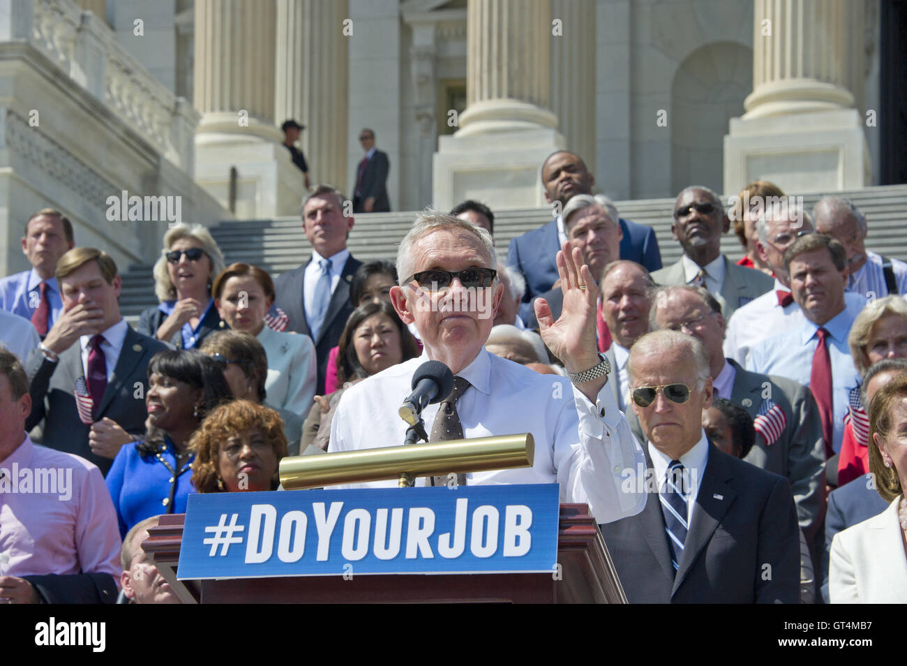Washington DC, Stati Uniti d'America. 8 Settembre, 2016. Senato degli Stati Uniti di leader della minoranza Harry Reid (Democratico del Nevada) rende note come i deputati democratici della Camera dei Rappresentanti e del Senato americano assemblare in Oriente passi del Campidoglio degli Stati Uniti per chiamare sulla leadership repubblicana in entrambi gli organi legislativi per la pianificazione di voti sui finanziamenti per la lotta contro il virus di Zika, di vietare ai cittadini sul federal ''no fly'' elenco dall'acquisto di armi e di effettuare audizioni ciate giustizia del Credit: ZUMA Press, Inc./Alamy Live News Foto Stock