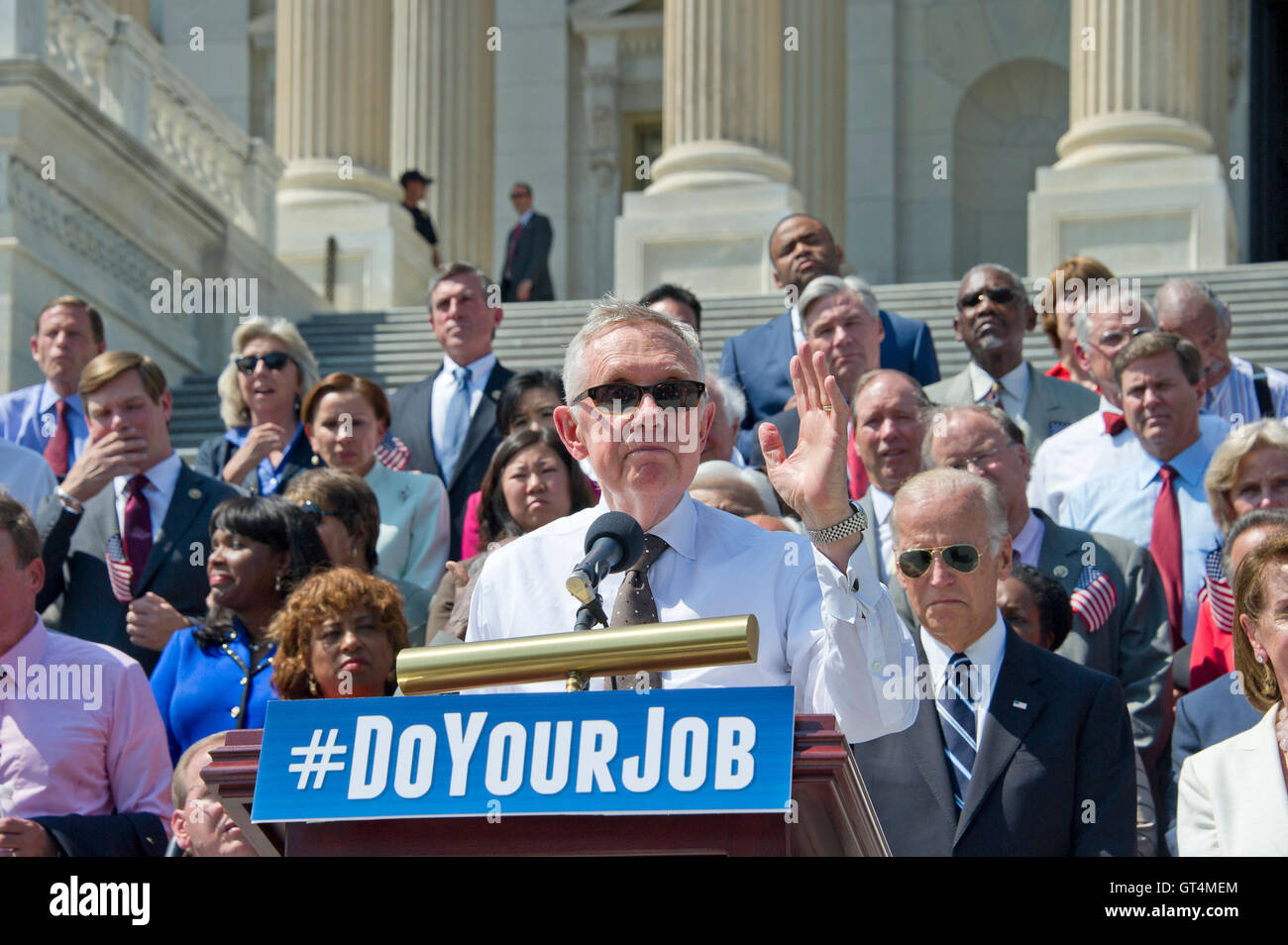 Senato degli Stati Uniti di leader della minoranza Harry Reid (Democratico del Nevada) rende note come i deputati democratici della Camera dei Rappresentanti e del Senato americano assemblare in Oriente passi del Campidoglio degli Stati Uniti per chiamare sulla leadership repubblicana in entrambi gli organi legislativi per la pianificazione di voti sui finanziamenti per la lotta contro il virus di Zika, di vietare ai cittadini sul federal 'n' Fly elenco dall'acquisto di armi e di effettuare audizioni e programmare la votazione sulla conferma del giudice Merrick Garland come associare la giustizia della Corte suprema degli Stati Uniti in Washington, DC il giovedì, 8 settembre 2016. Credito: Ron Sachs / Foto Stock