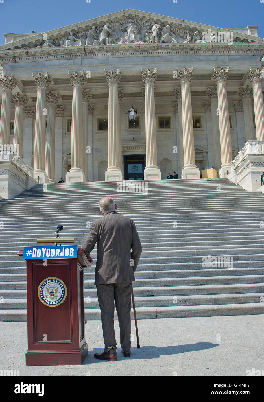 Senato degli Stati Uniti di leader della minoranza Harry Reid (Democratico del Nevada) guarda le fasi come si attende l arrivo di altri organi democratici della Camera dei Rappresentanti e del Senato americano come assemblare in Oriente passi del Campidoglio degli Stati Uniti per chiamare sulla leadership repubblicana in entrambi gli organi legislativi per la pianificazione di voti sui finanziamenti per la lotta contro il virus di Zika, di vietare ai cittadini sul federal 'n' Fly elenco dall'acquisto di armi e di effettuare audizioni e programmare la votazione sulla conferma del giudice Merrick Garland come associare la giustizia della Corte suprema degli Stati Uniti in Washington, DC su gio Foto Stock