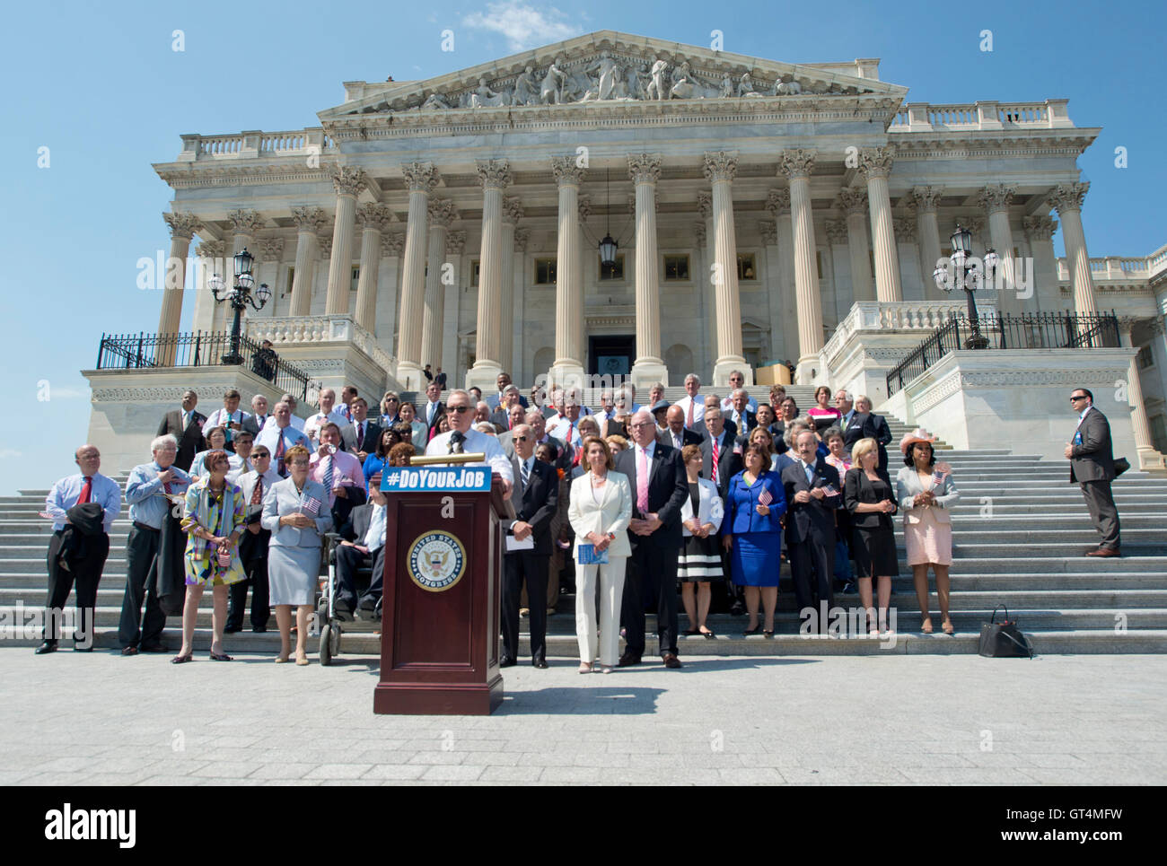 I deputati democratici della Camera dei rappresentanti degli Stati Uniti e del Senato americano assemblare in Oriente passi del Campidoglio degli Stati Uniti per chiamare sulla leadership repubblicana in entrambi gli organi legislativi per la pianificazione di voti sui finanziamenti per la lotta contro il virus di Zika, di vietare ai cittadini sul federal 'n' Fly elenco dall'acquisto di armi e di effettuare audizioni e programmare la votazione sulla conferma del giudice Merrick Garland come associare la giustizia della Corte suprema degli Stati Uniti in Washington, DC il giovedì, 8 settembre 2016. Credito: Ron Sachs / CNP /MediaPunch Foto Stock