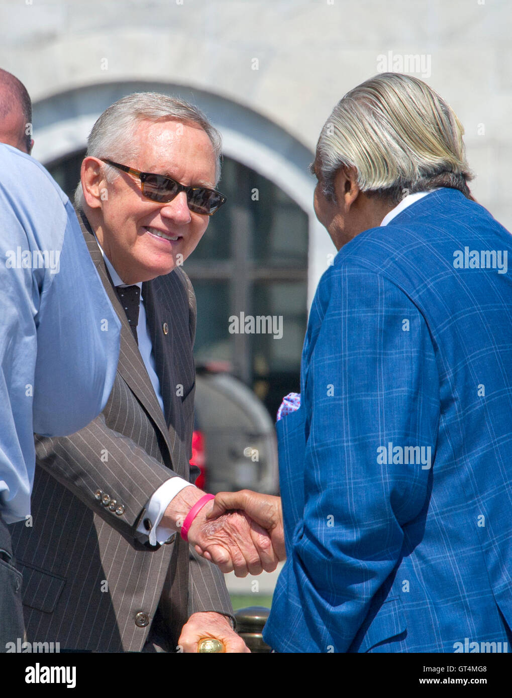 Senato degli Stati Uniti di leader della minoranza Harry Reid (Democratico del Nevada) stringe la mano con il rappresentante statunitense Charles Rangel (Democratico di New York) prima di entrare a far parte di altri organi democratici della Camera dei Rappresentanti e del Senato americano assemblare in Oriente passi del Campidoglio degli Stati Uniti per chiamare sulla leadership repubblicana in entrambi gli organi legislativi per la pianificazione di voti sui finanziamenti per la lotta contro il virus di Zika, di vietare ai cittadini sul federal 'n' Fly elenco dall'acquisto di armi e di effettuare audizioni e programmare la votazione sulla conferma del giudice Merrick Garland come associare la giustizia di noi Sup Foto Stock