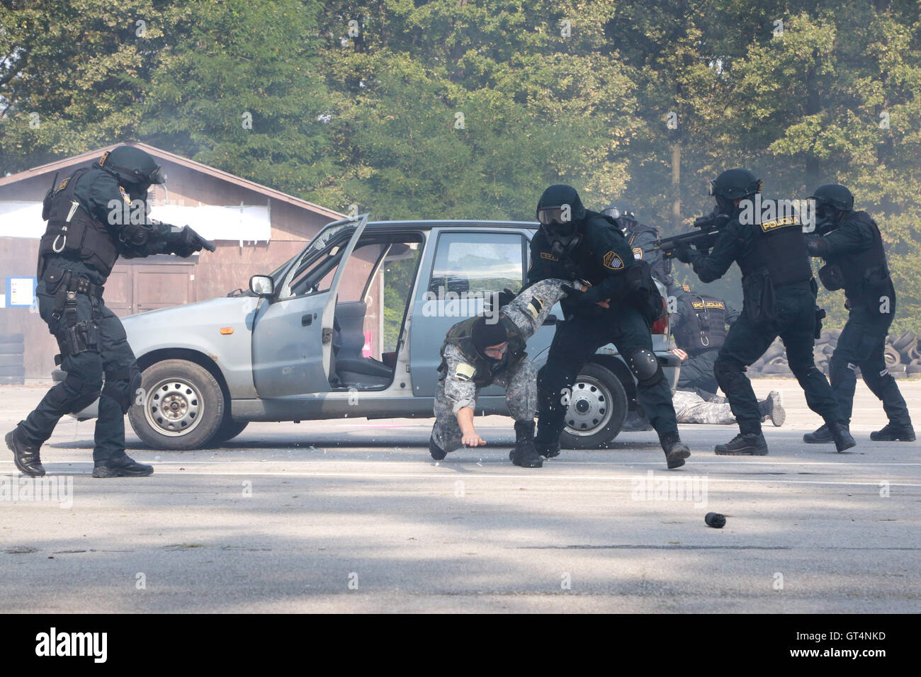 Zivinice, in Bosnia ed Erzegovina. 8 Sep, 2016. Le forze di polizia da parte della Federazione di Bosnia ed Erzegovina frequentare un anti-terrorismo esercizio denominato 'Rapida risposta 2016' in Zivinice, Bosnia e Erzegovina, sul Sett. 8, 2016. © Haris Memija/Xinhua/Alamy Live News Foto Stock