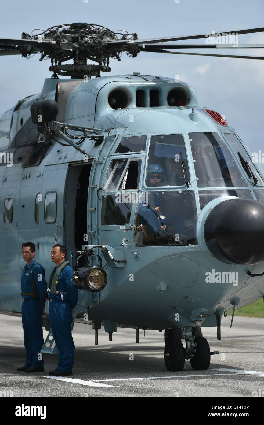 Chonburi. 8 Sep, 2016. I membri dell'equipaggio di un cinese elicotteri militari attendere a decollare durante l'ASEAN dei ministri della Difesa Militare Meeting-Plus Medicine-Humanitarian assistenza e soccorso in caso di catastrofe esercizio congiunto (AM-HEx 2016) in Chonburi, Tailandia sul Sett. 8, 2016. Truppe provenienti da 18 paesi -- 10 Stati membri dell'ASEAN e i suoi otto partner del dialogo lunedì ha iniziato un esercizio congiunto di assistenza umanitaria e di soccorso in caso di catastrofe qui in Thailandia. © Li Mangmang/Xinhua/Alamy Live News Foto Stock