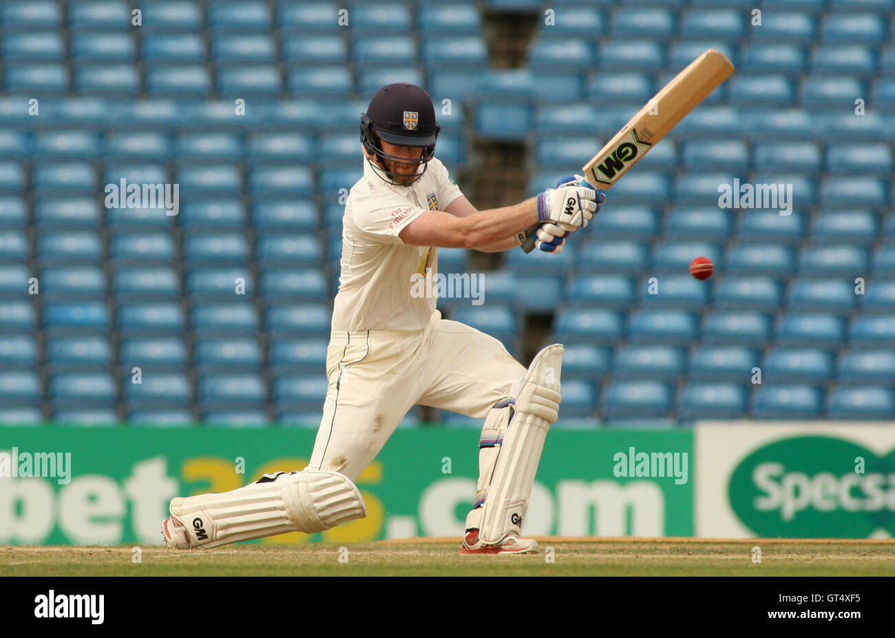 Headingley Carnegie Stadium,Leeds, Regno Unito. Venerdì 9 settembre 2016. Graham Clark di Durham battere contro Yorkshire durante il giorno quattro del Specsavers County Championship Division una corrispondenza tra Yorkshire e Durham a Headingley Carnegie Stadium. © Stephen Gaunt/Alamy Live News Credit: stephen Gaunt/Alamy Live News Foto Stock