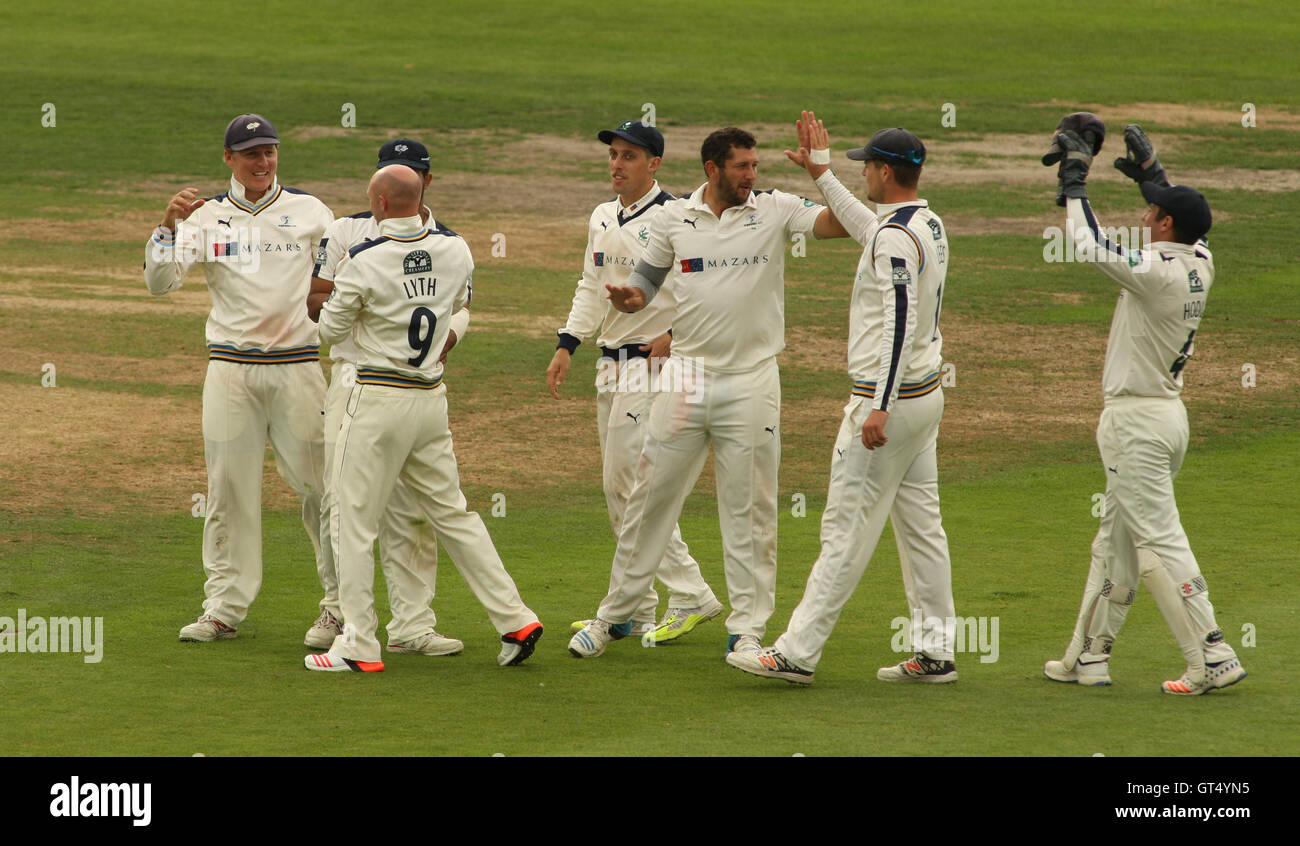 Headingley Carnegie Stadium,Leeds, Regno Unito. Venerdì 9 settembre 2016. Adam Lyth dello Yorkshire celebra prendendo poi paletto di Barry McCarthy di Durham off il bowling di Tim Bresnan durante il giorno quattro del Specsavers County Championship Division una corrispondenza tra Yorkshire e Durham a Headingley Carnegie Stadium. Credito: Stephen Gaunt/Alamy Live News Foto Stock