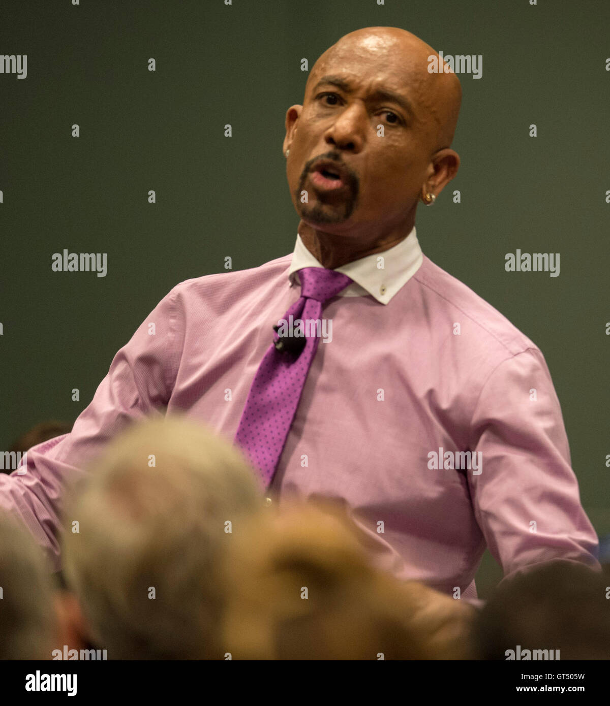 Los Angeles, California, USA. 08 Sep, 2016. MONTEL WILLIAMS eluda il palcoscenico per consegnare il suo discorso in mezzo al pubblico di expo i partecipanti durante il Los Angeles Cannabis Congresso Mondiale ed Esposizione di affari. Il 2016 Quattro giorni di expo offre le più recenti tecnologie e soluzioni e risorse per l'industria della marijuana che, secondo il sito della manifestazione, può top 35 miliardi di dollari entro il 2020. Il 8 novembre di quest'anno, California gli elettori decideranno le sorti della Proposizione 64, l adulto uso di Marijuana Act, che legalizzerebbe l'uso ricreativo di cannabis in stato.(Credit Foto Stock