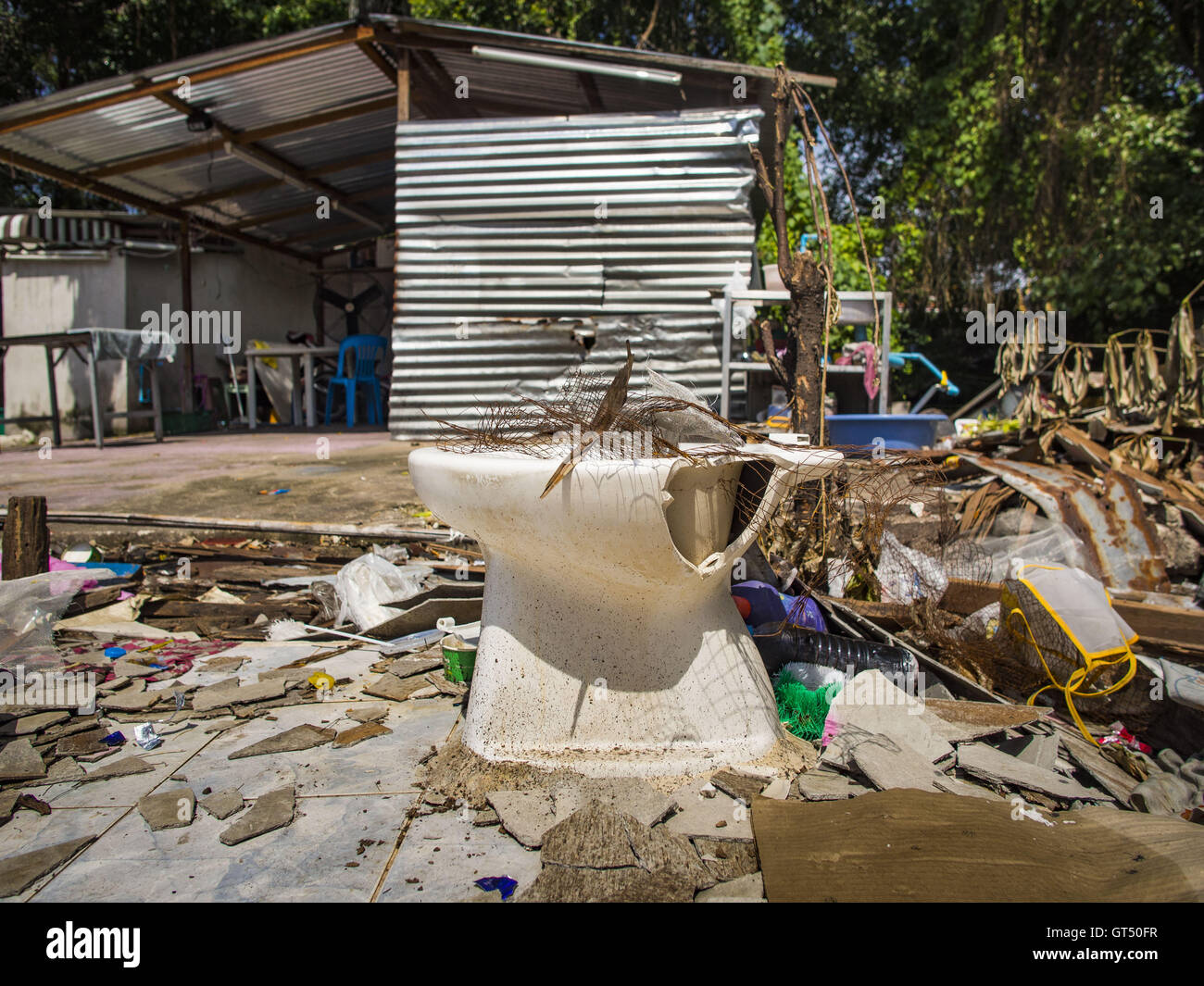 Bangkok, Bangkok, Thailandia. 9 Sep, 2016. Un demolito home in Pom Mahakan Fort, uno di 15 case abbattute dai funzionari di Bangkok nel corso del fine settimana. Quaranta-quattro famiglie vivono ancora in Pom Mahakan Fort comunità. La città di Bangkok ha dato loro l'autorizzazione provvisoria di soggiorno, città ma i funzionari dicono che l'autorizzazione può essere revocata e la città andare avanti con gli sfratti. I residenti dello storico Fort sono barricati la maggior parte delle porte nel fort e sono unite ogni giorno da attivisti della comunità da attorno a Bangkok che sostenere i loro sforzi per rimanere. (Credito Immagine: © Jack Kur Foto Stock