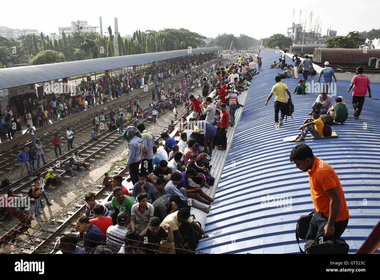 Dacca in Bangladesh. 9 Sep, 2016. Segregati in casa del Bangladesh persone sedersi sulla parte superiore dei treni come loro capo alle loro città di appartenenza in anticipo della vacanza musulmana di Eid al-Adha, a Dhaka, nel Bangladesh, 9 settembre 2016. Al fine di prendere un treno, essi overcrowd stazioni di treno e auto oltre l'immaginazione, arrampicata su tetti o appeso su qualsiasi sporgenza in corrispondenza della loro portata. Eid al-Adha ( ''Festa del sacrificio"), chiamata anche "festa acrifice'' o ''Bakr-Eid'', Credito: ZUMA Press, Inc./Alamy Live News Foto Stock