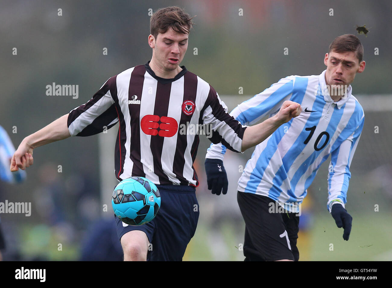 Bow Badgers (nero/bianco) vs FC Grove - Hackney & Leyton Domenica League Dickie Davies Cup Calcio a sud di Marsh, Hackney , Londra - 09/11/14 - fatturazione automatica si applica ove appropriato - contact@tgsphoto.co.uk - NESSUN USO NON RETRIBUITO Foto Stock