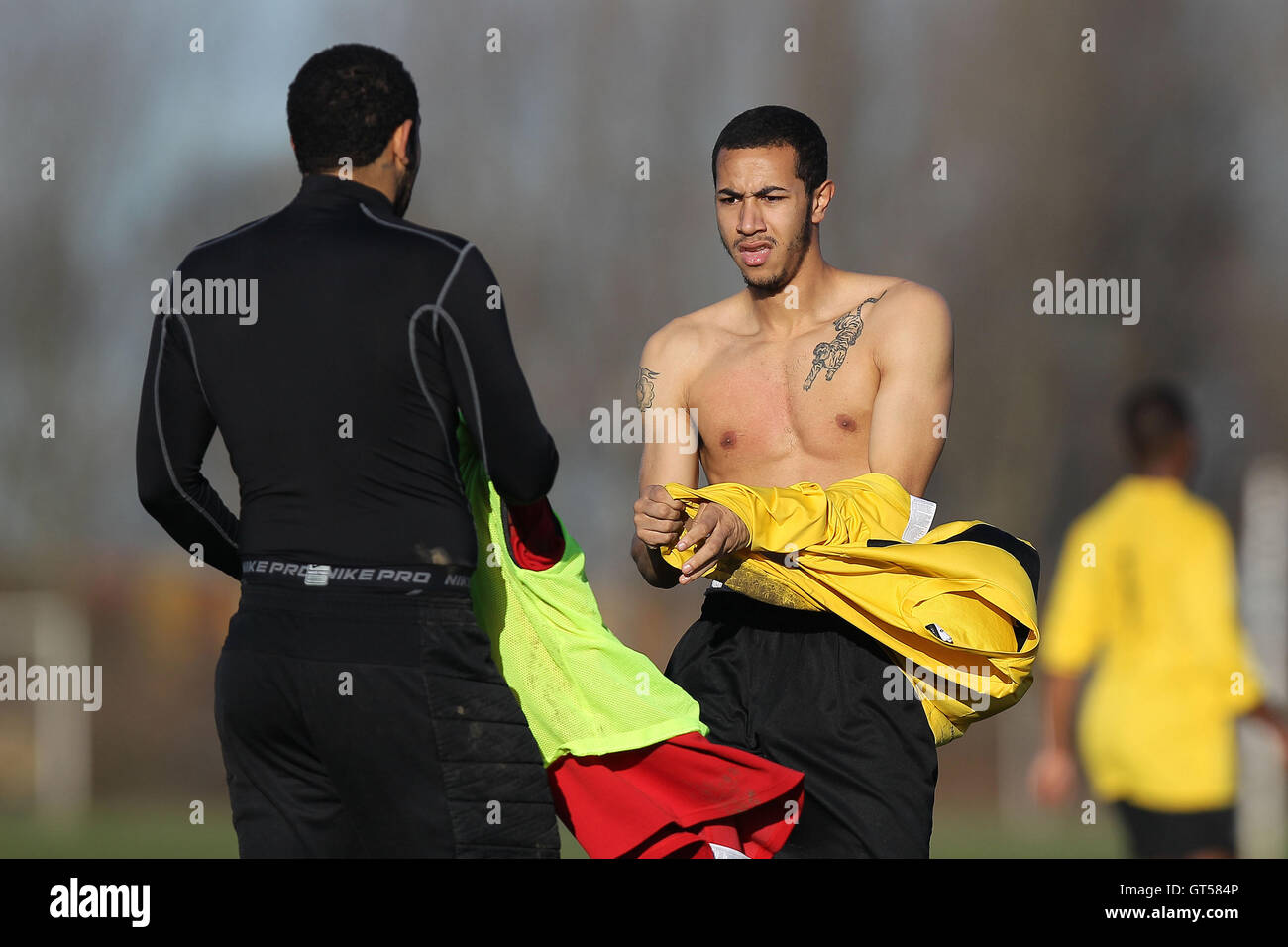 Clapton Rangers (giallo/nero) vs Shakespeare - Hackney & Leyton Domenica League Dickie Davies Cup Calcio a sud di palude, Hackne Foto Stock