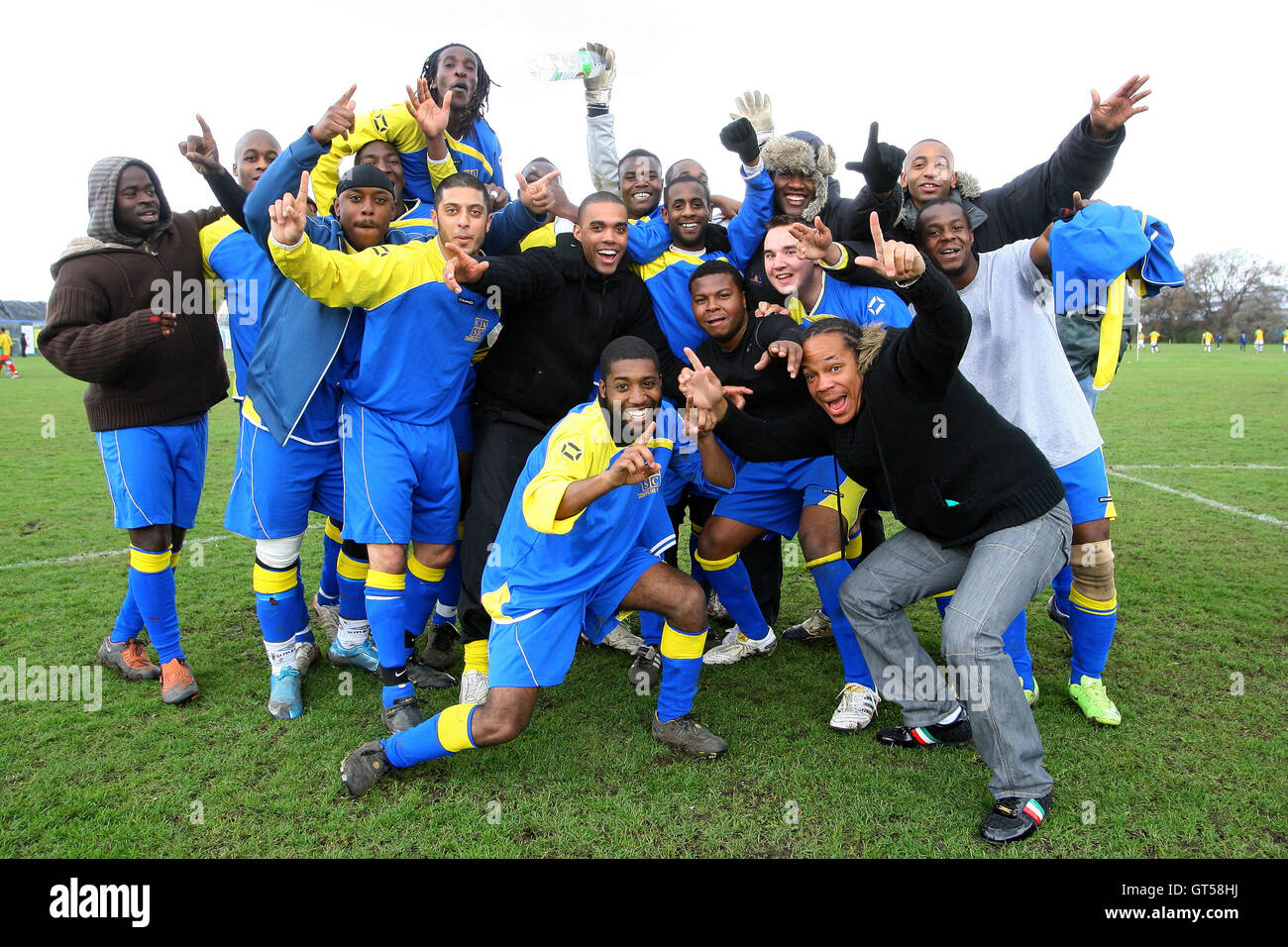 FC cosmopolita di celebrare la vittoria e un posto nel Dickie Davies Cup Final - Hackney & Leyton League a est di palude, paludi Hackney, Londra - 04/04/10 Foto Stock