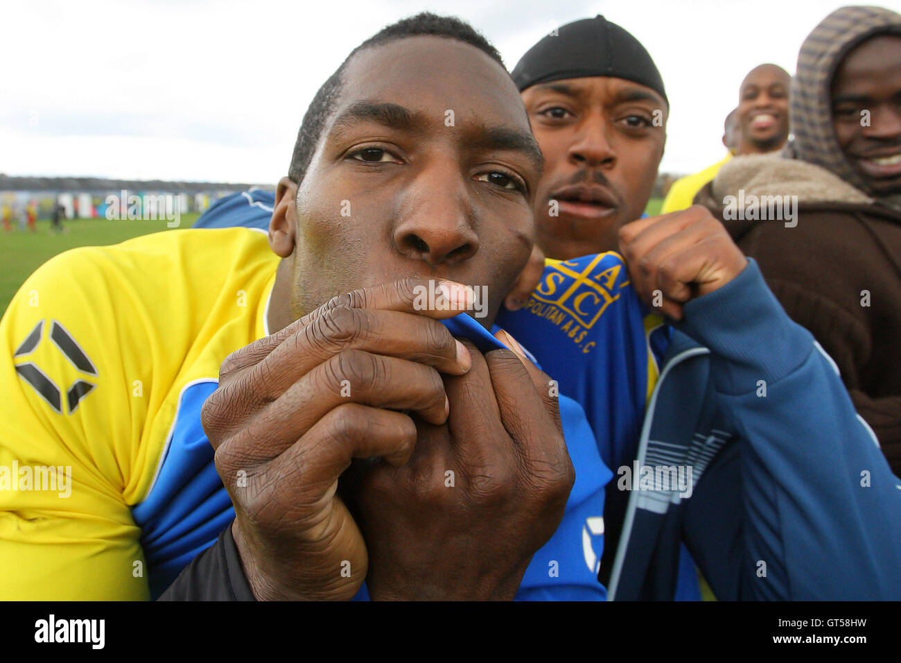 FC cosmopolita di celebrare la vittoria e un posto nel Dickie Davies Cup Final - Hackney & Leyton League a est di palude, paludi Hackney, Londra - 04/04/10 Foto Stock