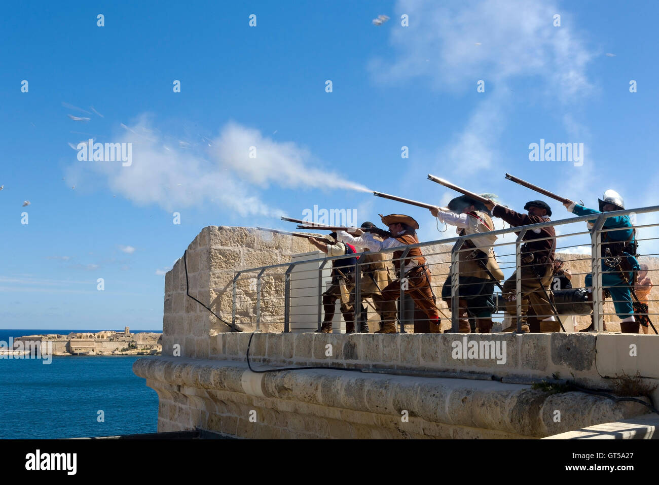 Una storica rievocazione della difesa di Fort St Angelo durante il regno dei Cavalieri di San Giovanni, circa 400 anni fa. Foto Stock