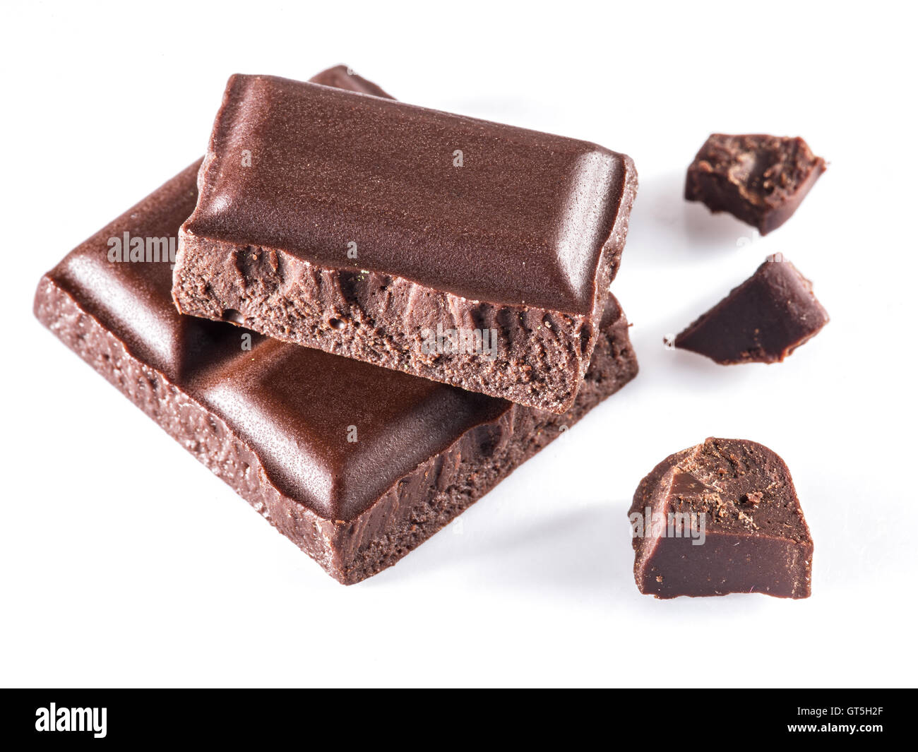 Pezzi di barra di cioccolato isolato su uno sfondo bianco. Foto Stock