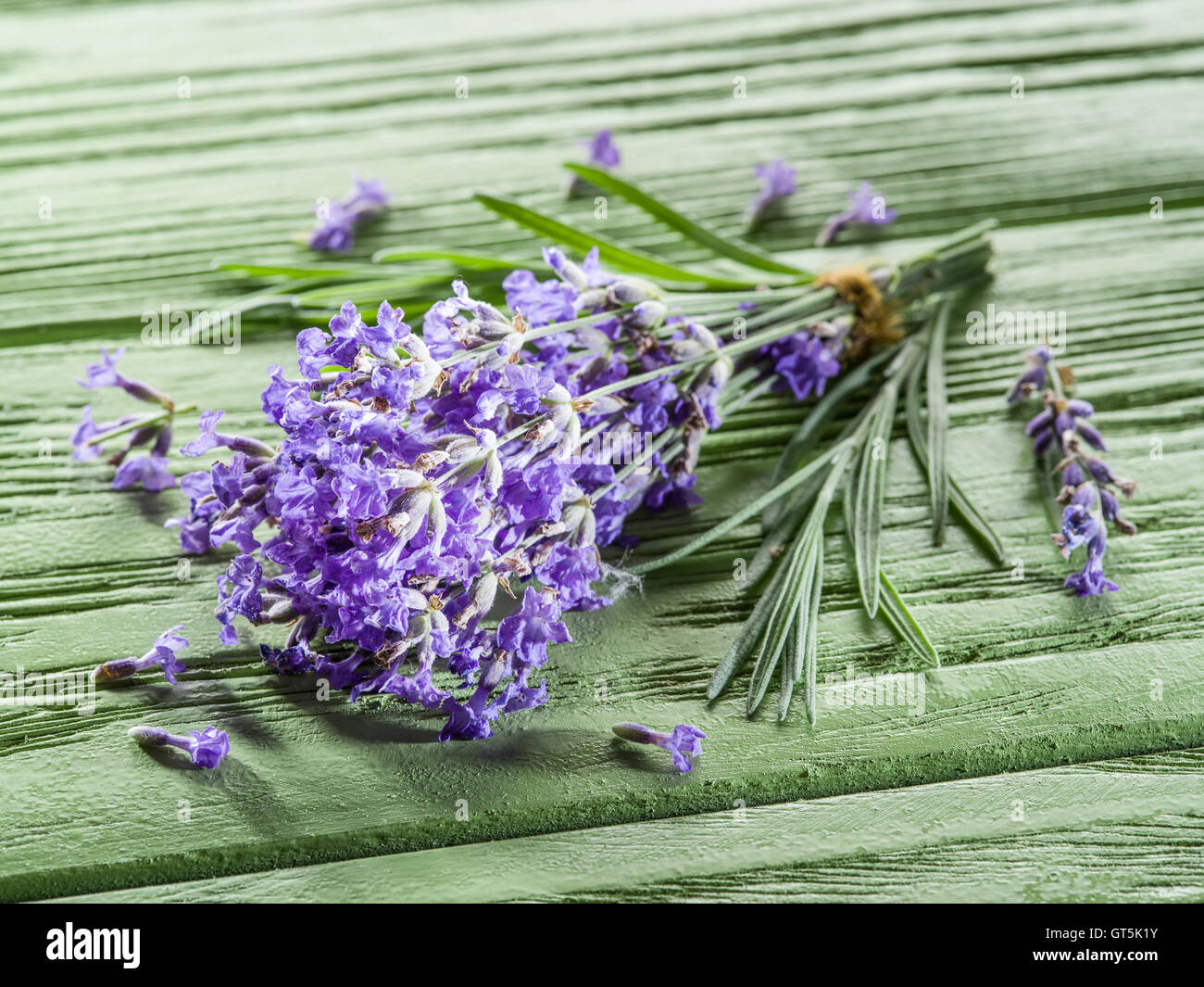 Mazzetto di lavandula o fiori di lavanda sul vecchio tavolo in legno. Foto Stock