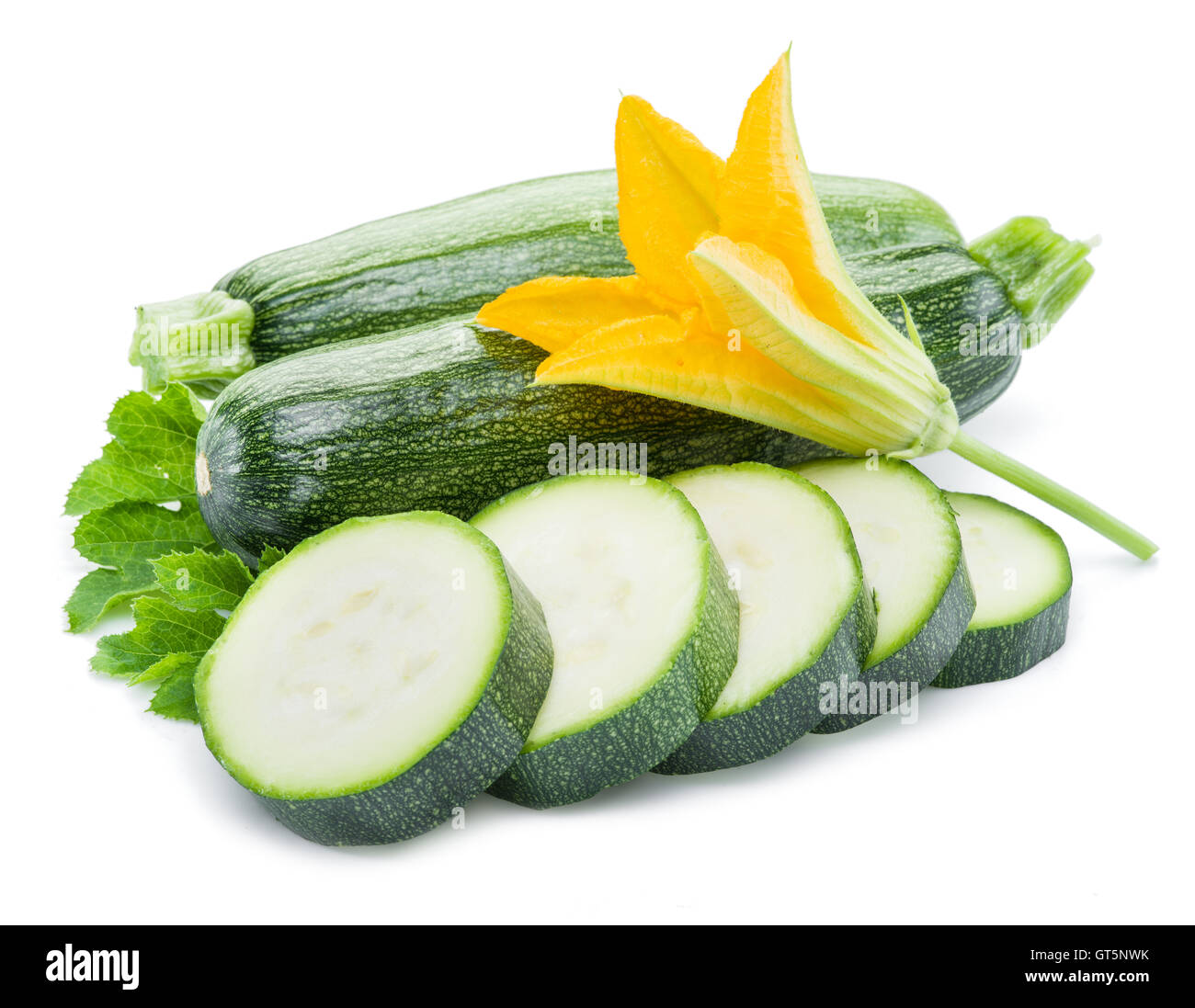 Zucchine con fette e fiore su uno sfondo bianco. Foto Stock