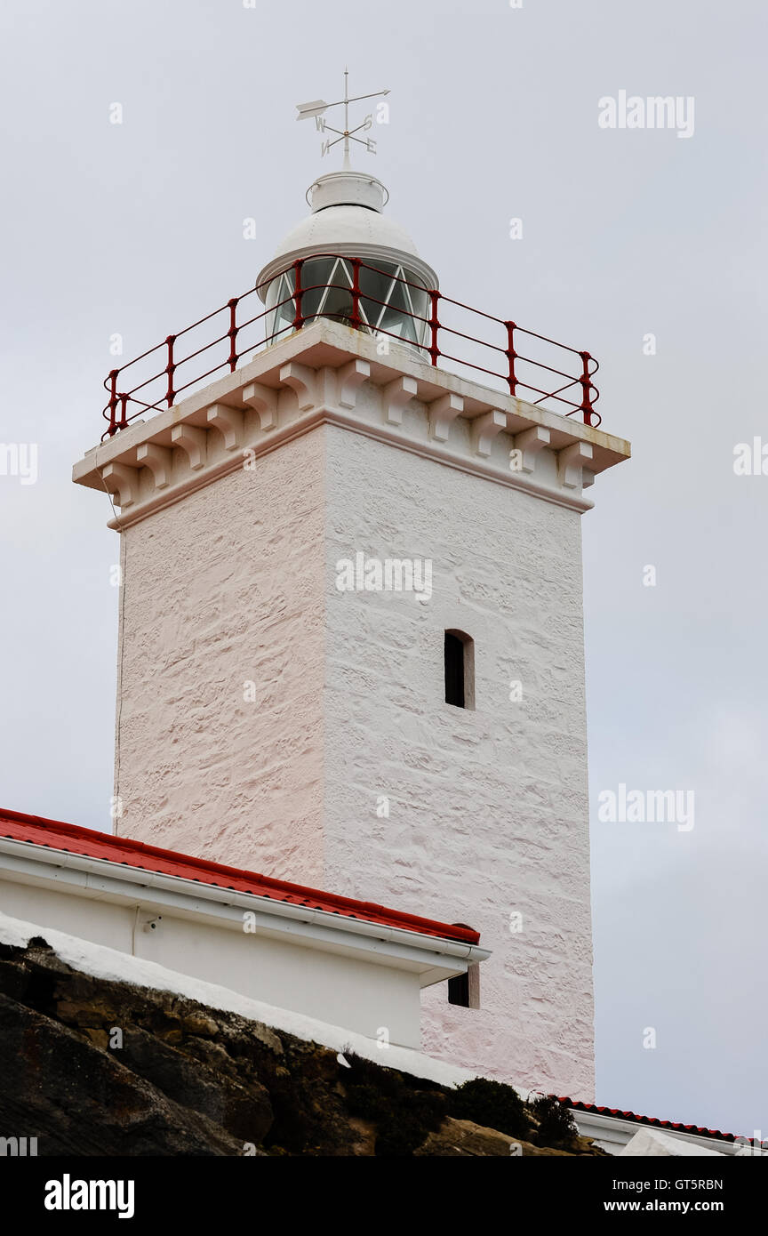 Mossel Bay sorge sulla costa dell'Oceano Indiano del Sud Africa e fa parte della Garden Route. Faro. Foto Stock