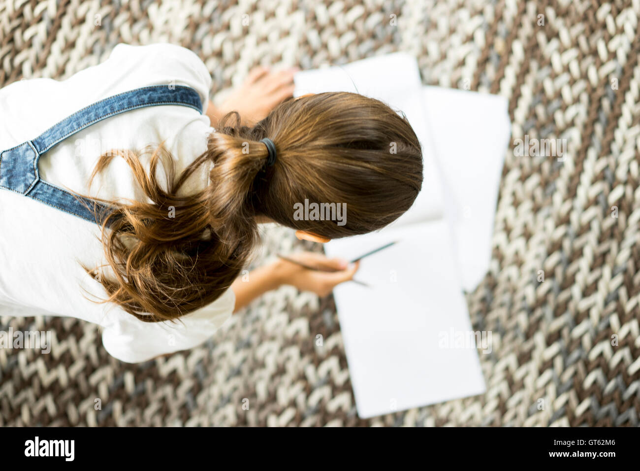 Ragazza di disegno con colori marrone matita Foto Stock