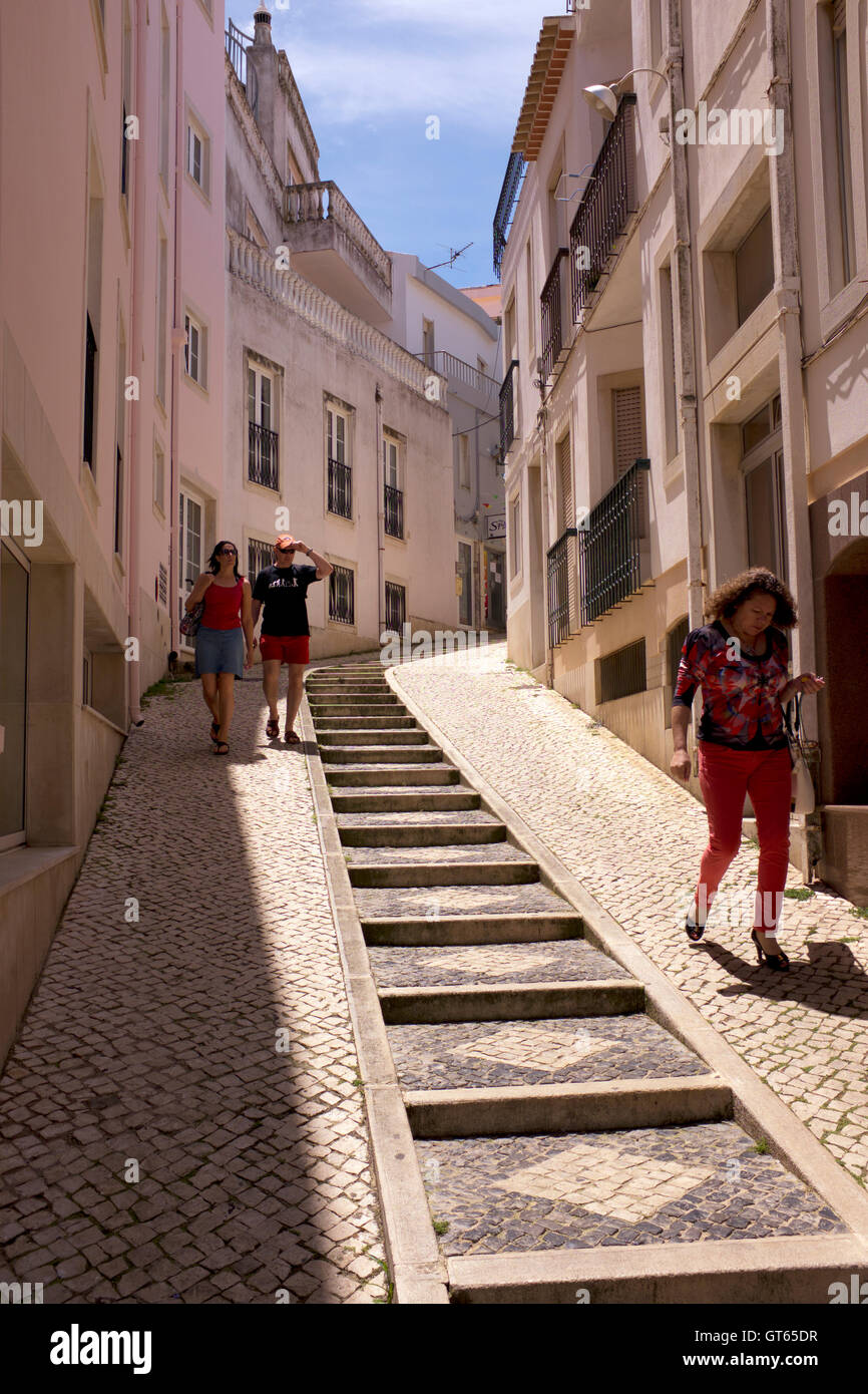Ripida stradina acciottolata con gradini, Faro, Algarve, PORTOGALLO Foto Stock