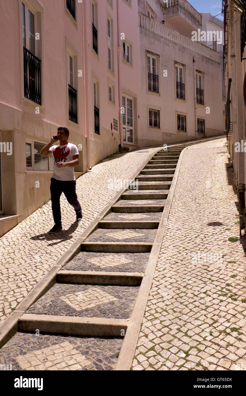 Ripida stradina acciottolata con gradini, Faro, Algarve, PORTOGALLO Foto Stock