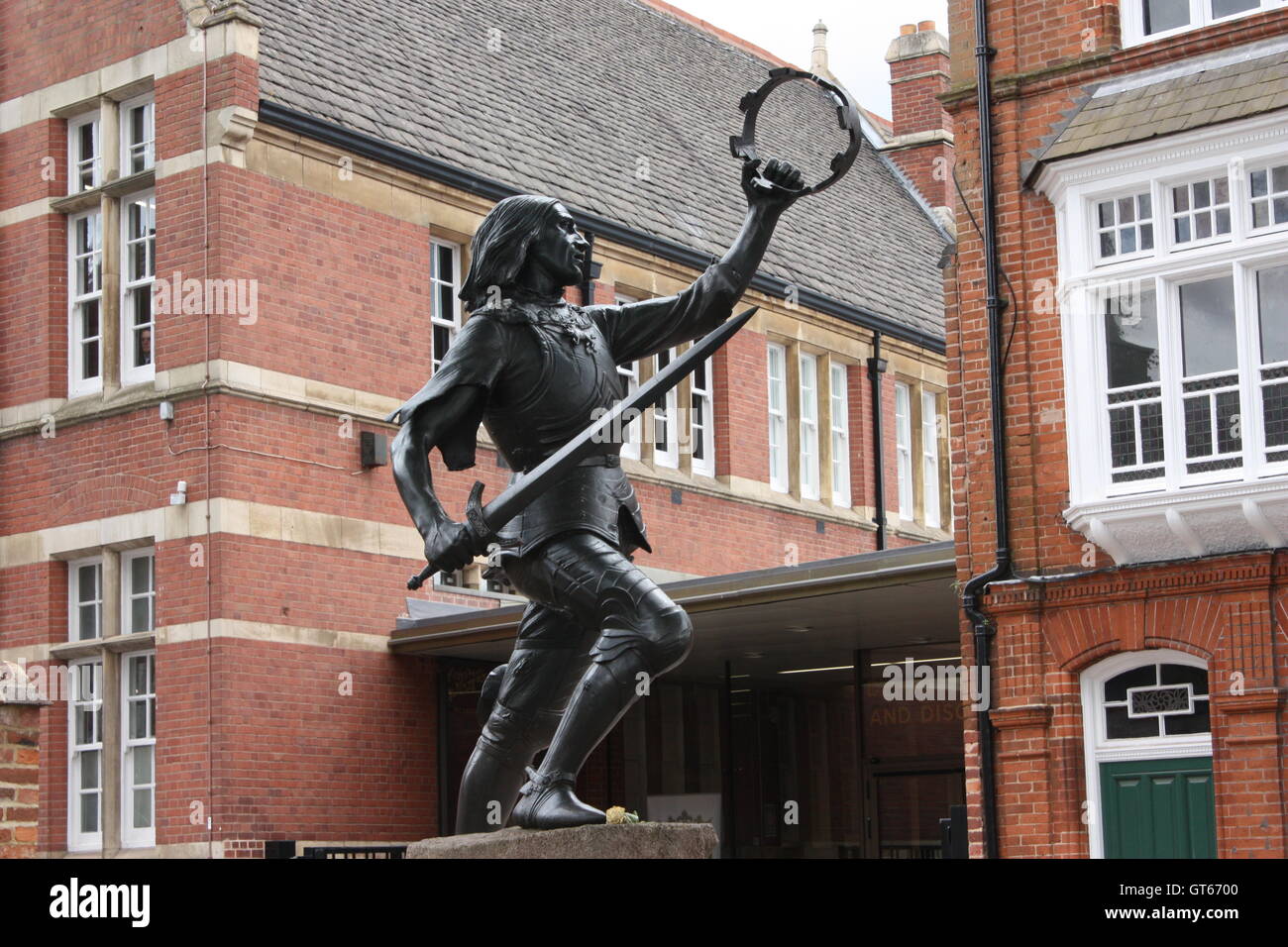 Statua di Richard III al di fuori del re Richard III Visitor Center di Leicester, Inghilterra Foto Stock