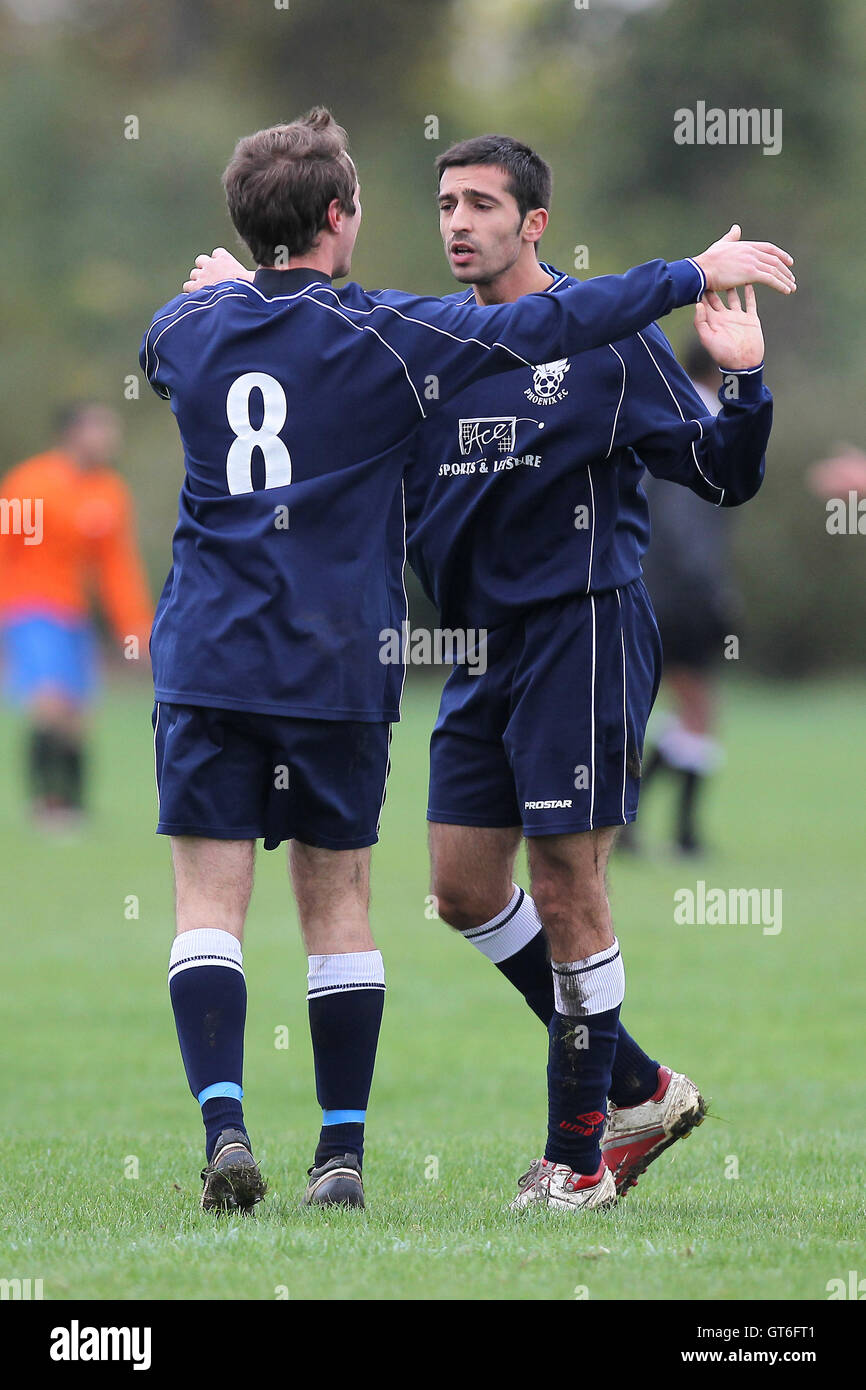 Phoenix celebrano il loro primo obiettivo - Phoenix (blu) vs Jay a cubetti - Hackney & Leyton Domenica League Dickie Davies Cup Calcio a sud di palude, paludi Hackney, Londra - 28/10/12 Foto Stock