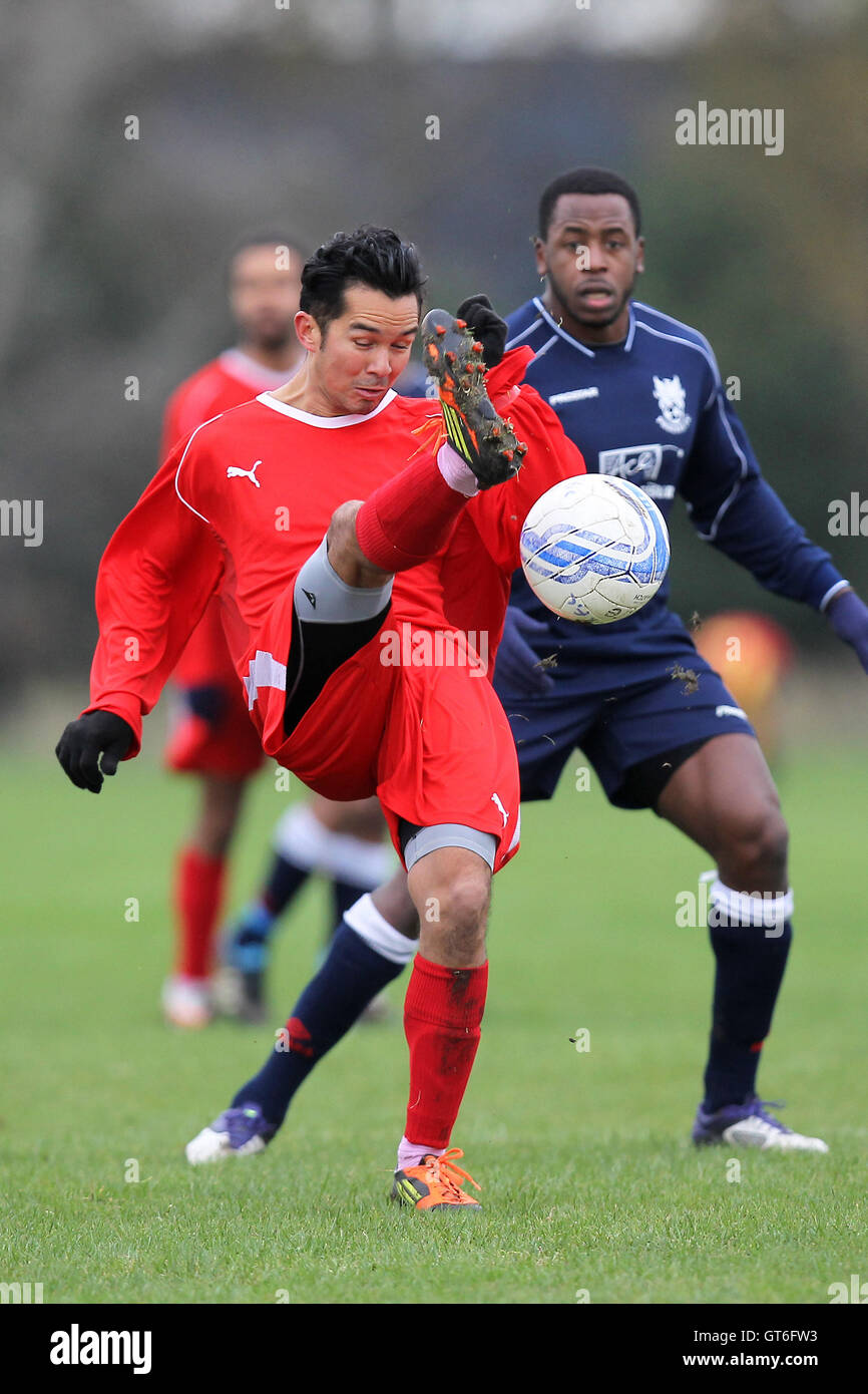 Phoenix (blu) vs Jay a cubetti - Hackney & Leyton Domenica League Dickie Davies Cup Calcio a sud di palude, paludi Hackney, Londra - 28/10/12 Foto Stock