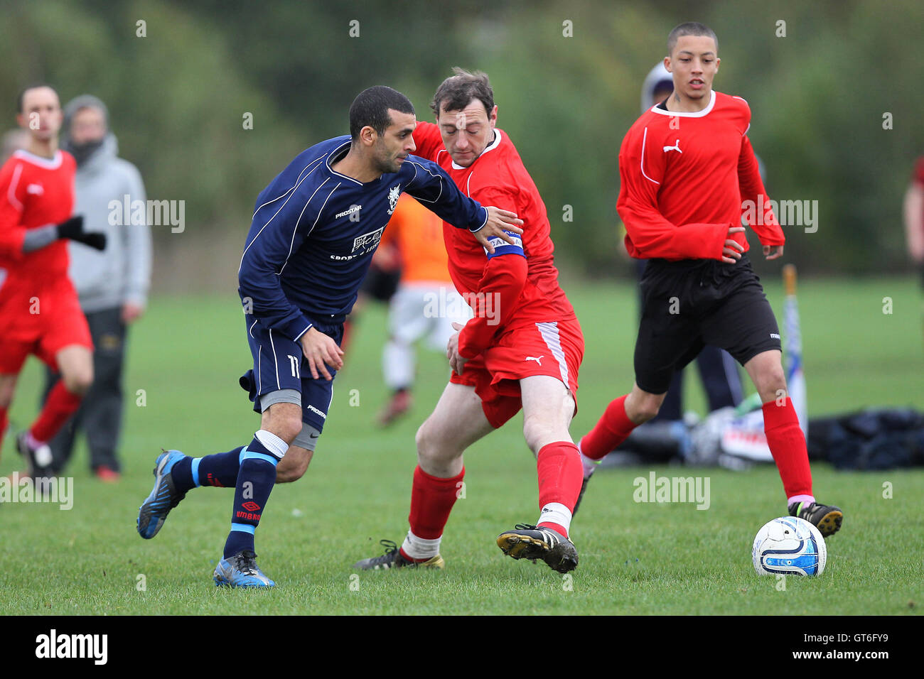 Phoenix (blu) vs Jay a cubetti - Hackney & Leyton Domenica League Dickie Davies Cup Calcio a sud di palude, paludi Hackney, Londra - 28/10/12 Foto Stock