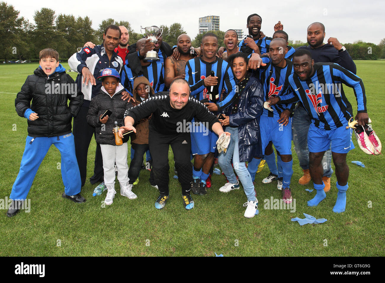 Lapton celebrare con il cup - Lapton vs Black meteore - Hackney & Leyton Domenica League Dickie Davies Cup finale di calcio Sou Foto Stock