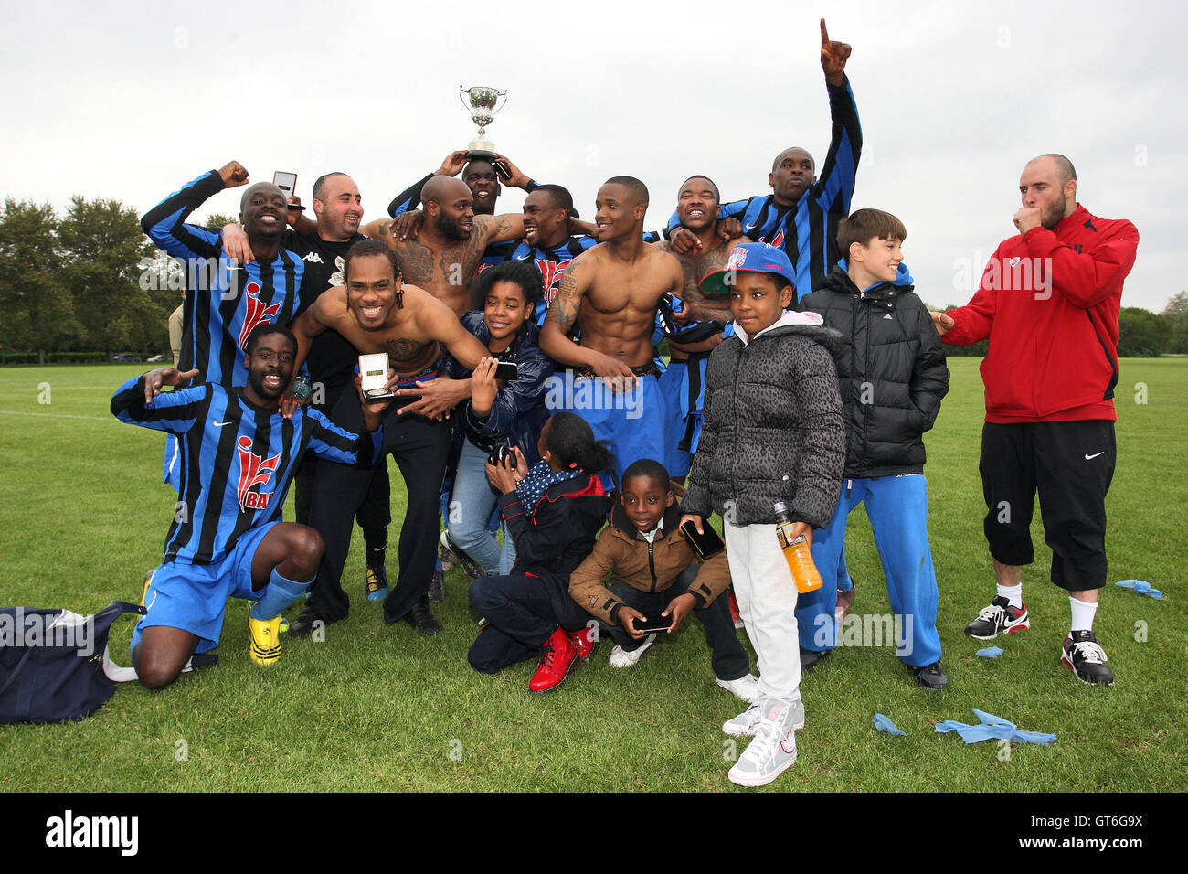 Lapton celebrare con il cup - Lapton vs Black meteore - Hackney & Leyton Domenica League Dickie Davies Cup finale di calcio Sou Foto Stock