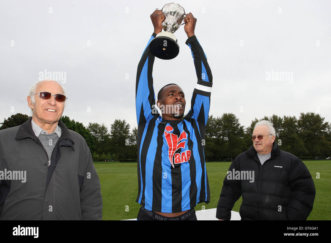 Lapton celebrare con il cup - Lapton vs Black meteore - Hackney & Leyton Domenica League Dickie Davies Cup finale di calcio Sou Foto Stock