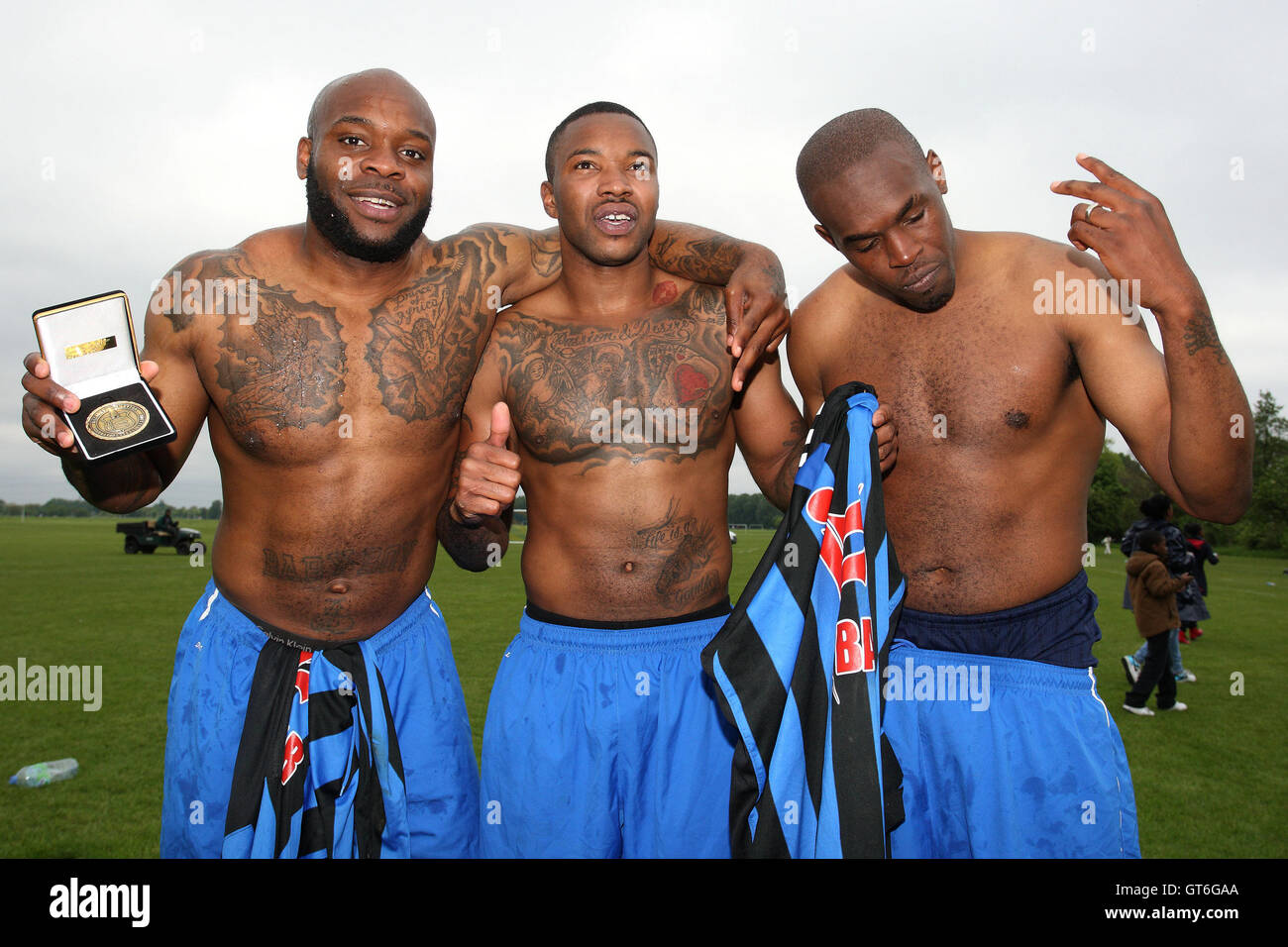 Lapton celebrare con il cup - Lapton vs Black meteore - Hackney & Leyton Domenica League Dickie Davies Cup finale di calcio Sou Foto Stock
