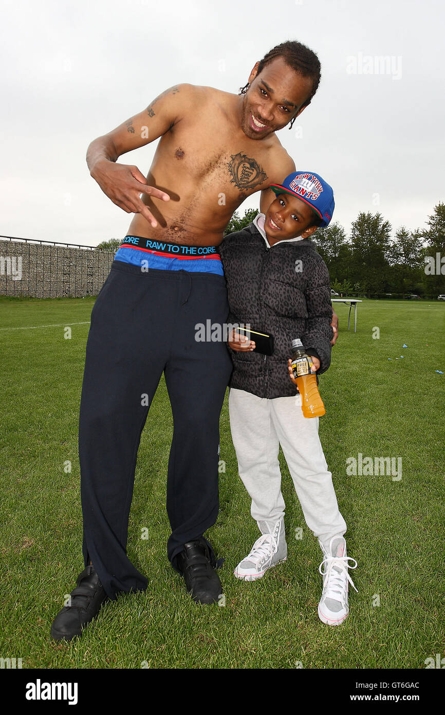 Lapton celebrare con il cup - Lapton vs Black meteore - Hackney & Leyton Domenica League Dickie Davies Cup finale di calcio Sou Foto Stock