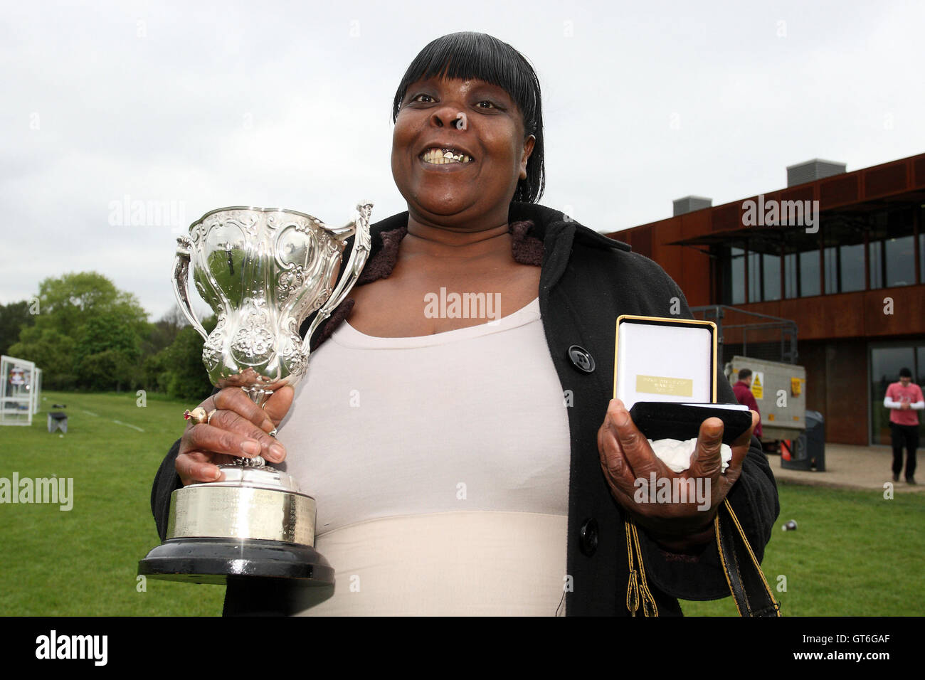 Lapton celebrare con il cup - Lapton vs Black meteore - Hackney & Leyton Domenica League Dickie Davies Cup finale di calcio Sou Foto Stock