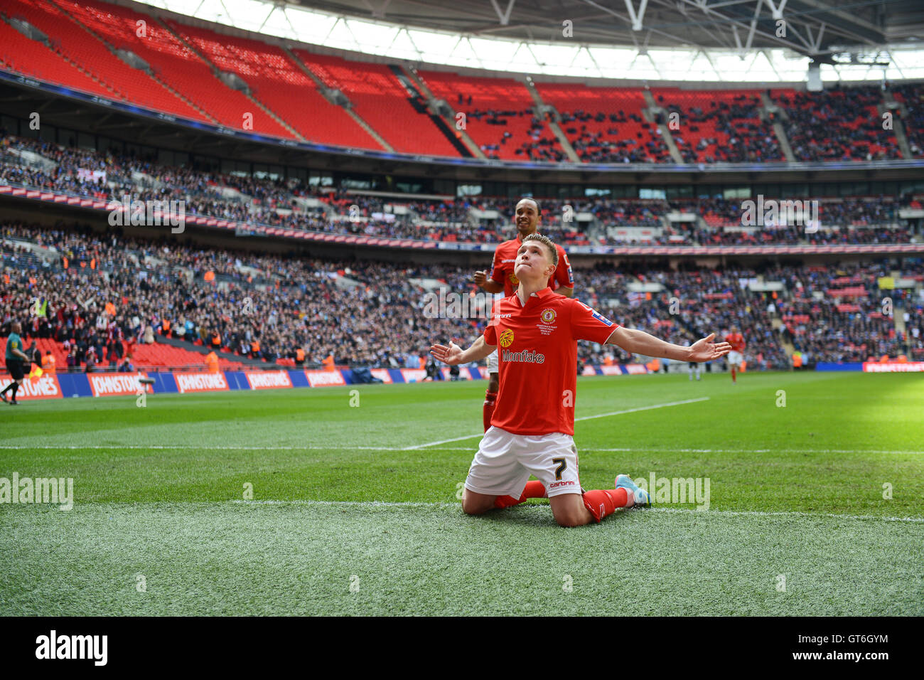 Il calciatore Max Clayton celebra il punteggio per Crewe Alexandra a Johnstone la vernice trofeo a Wembley Foto Stock